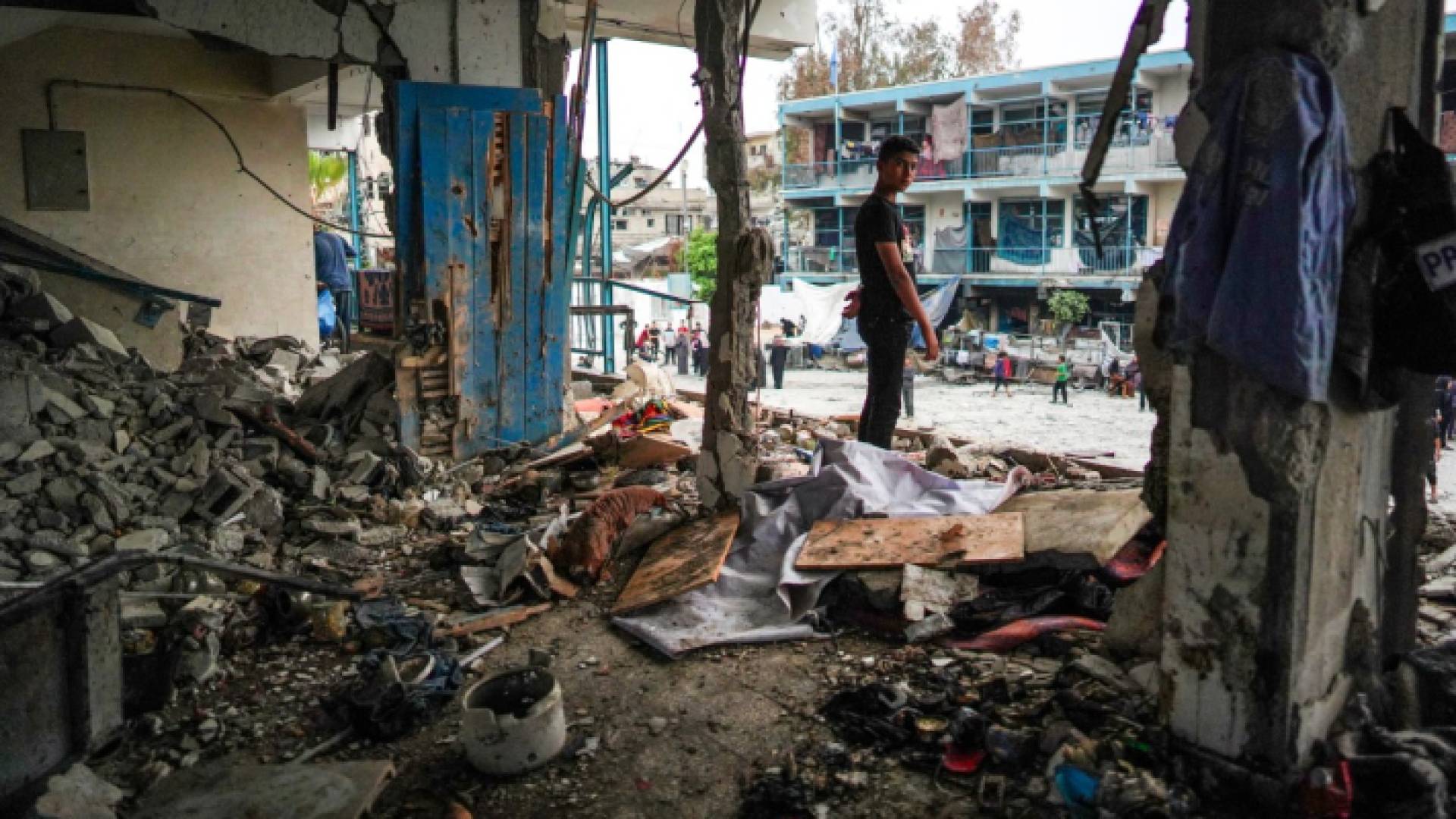 فلسطيني في غرفة مدمرة في مدرسة للأمم المتحدة تؤوي نازحين في النصيرات