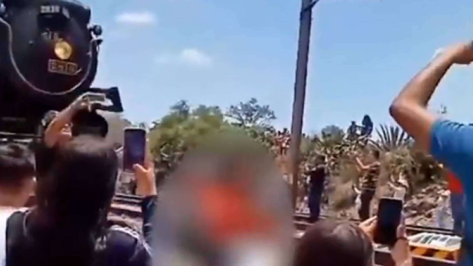 امرأة حاولت التقاط صورة مع قطار فضربها وتوفيت على الفور