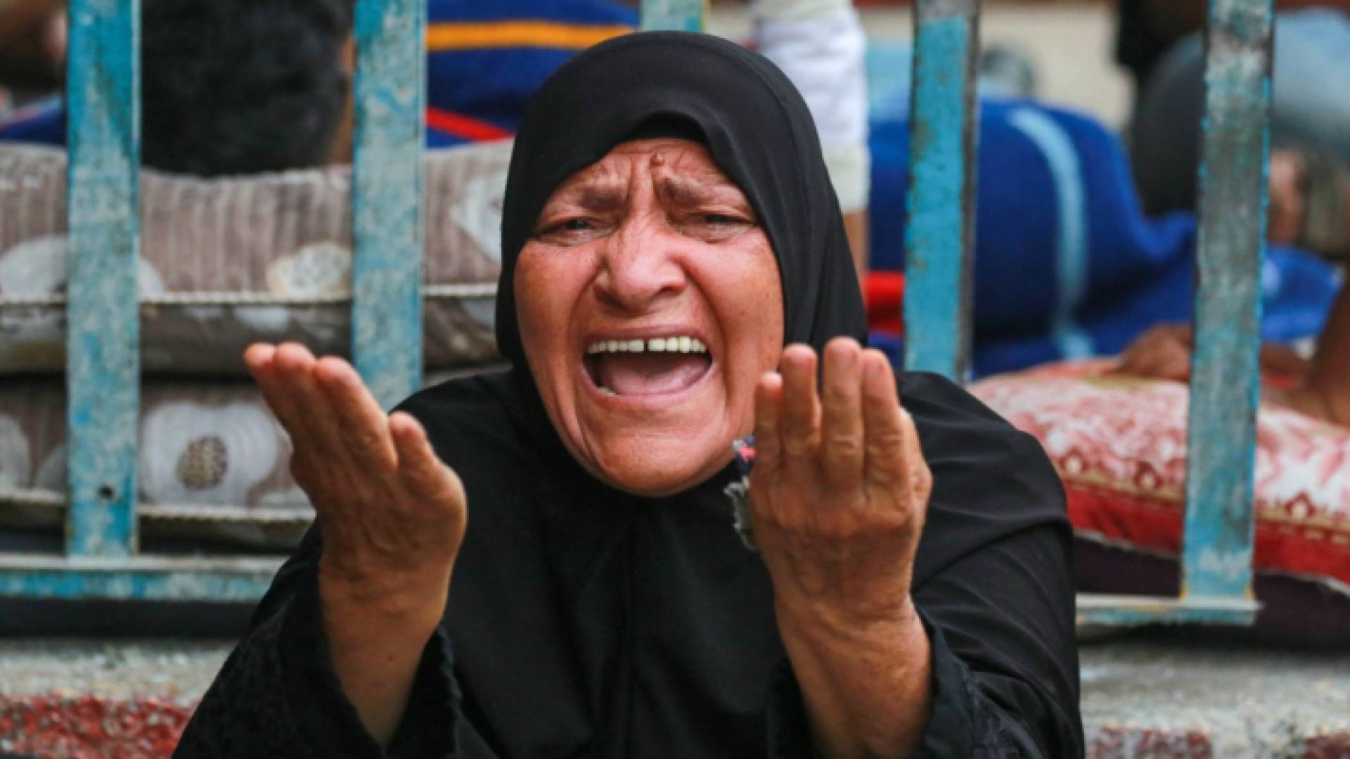 فلسطينية تبكي عائلتها في قطاع غزة