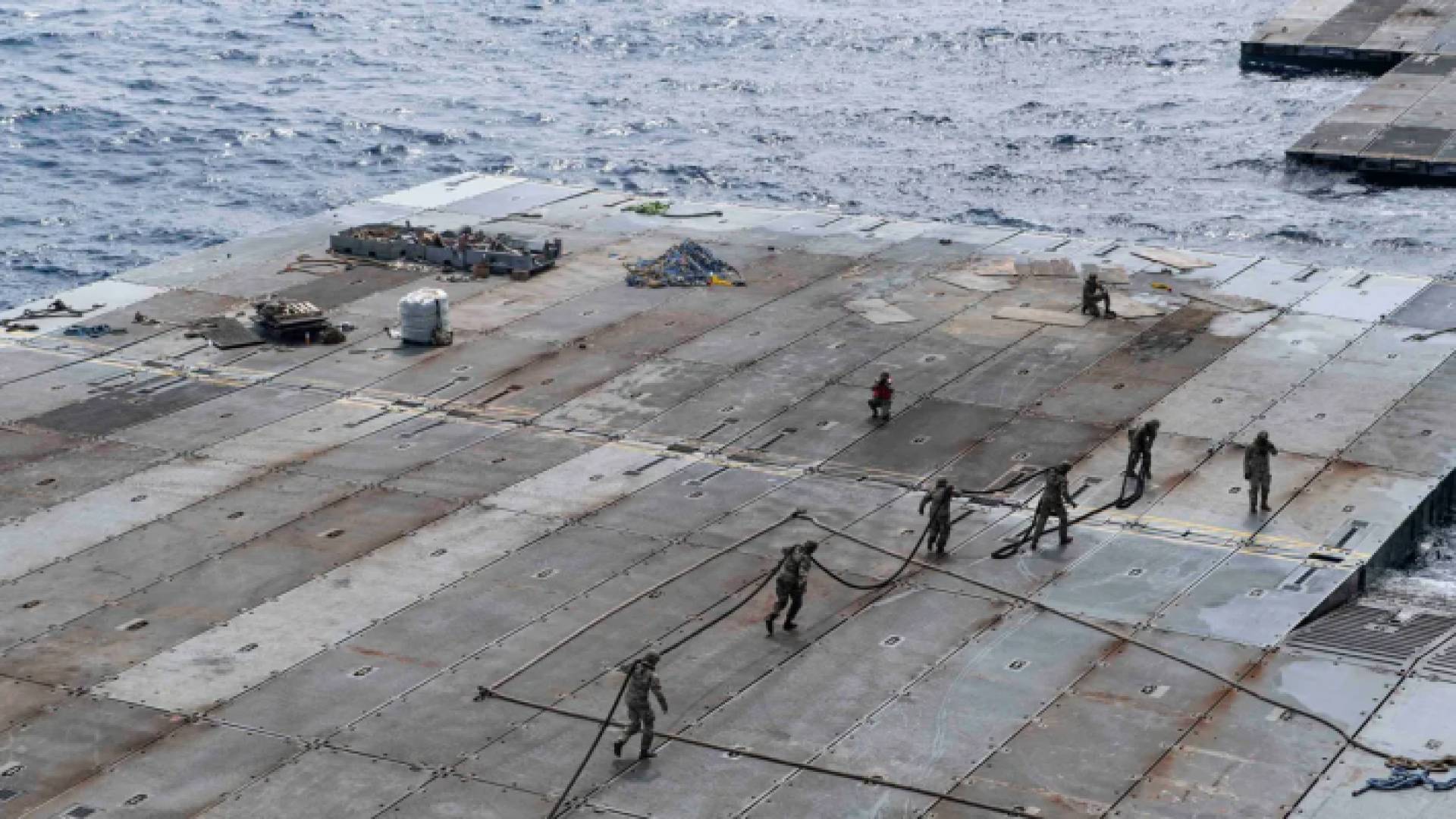 جنود الجيش الأمريكي يعملون على الرصيف العائم