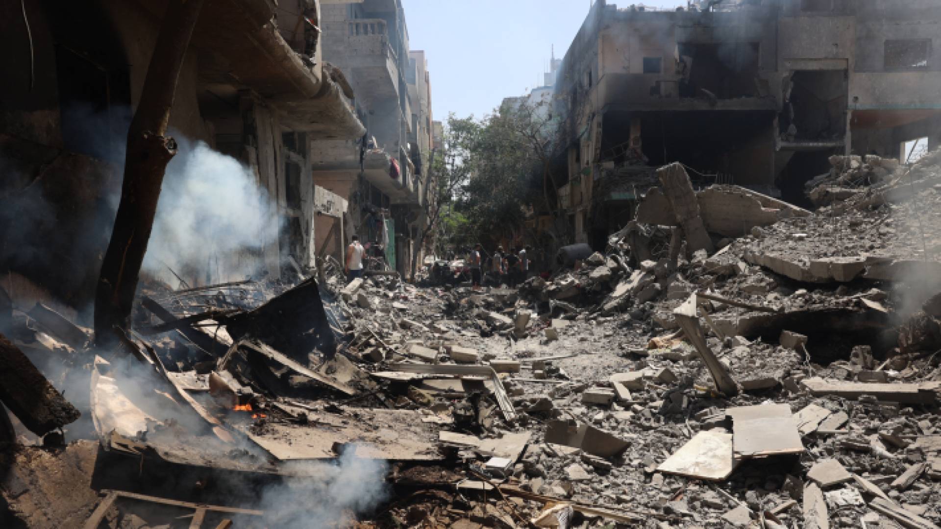 قوات الاحتلال تستهدف مخيم النصيرات بغزة