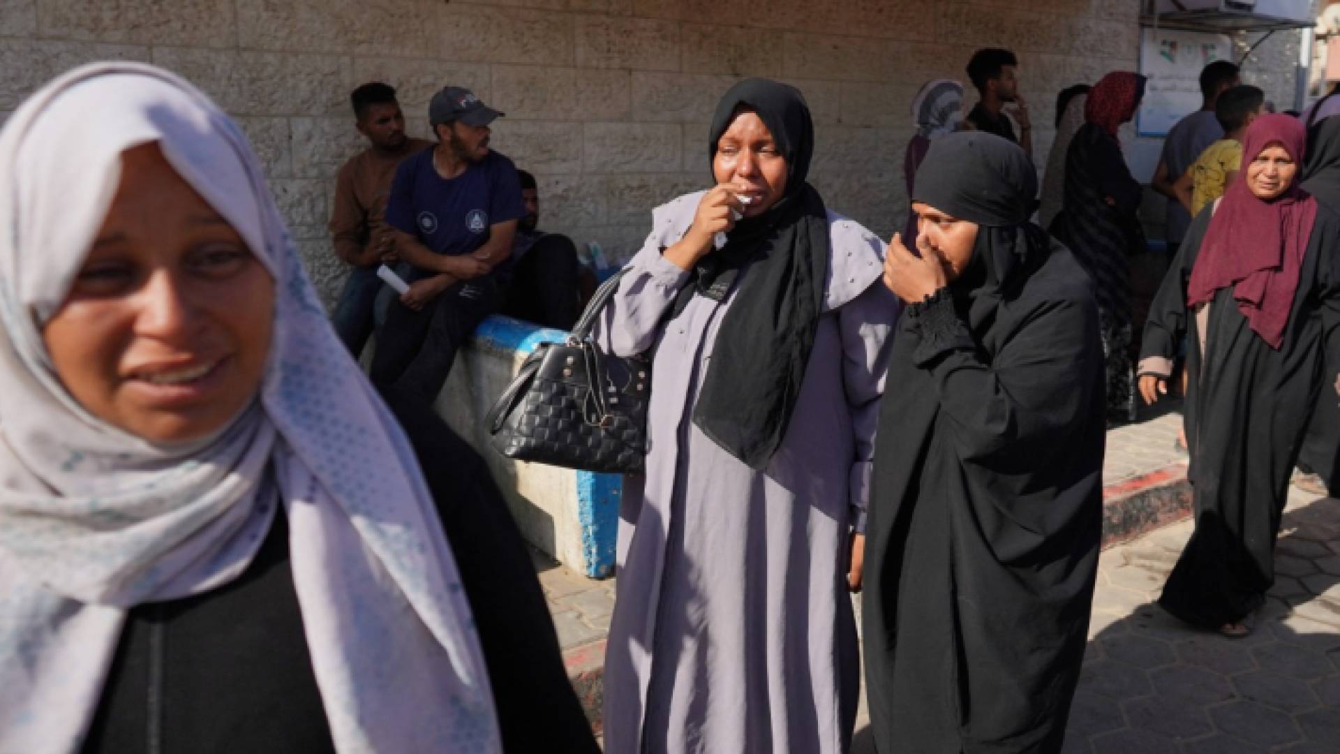 فلسطينيات يبكين ذويهن في قطاع غزة