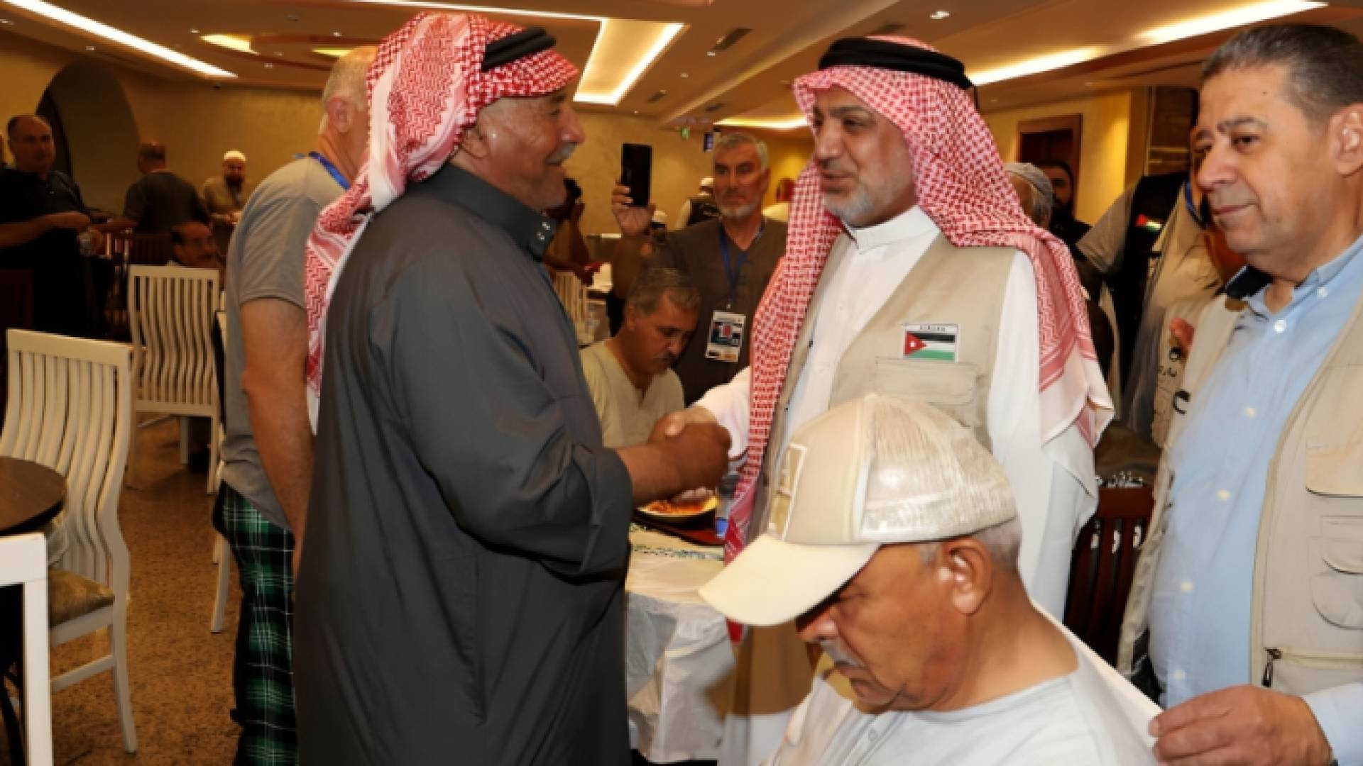 وزير الأوقاف محمد الخلايلة خلال تفقده بعثة الحج الأردنية