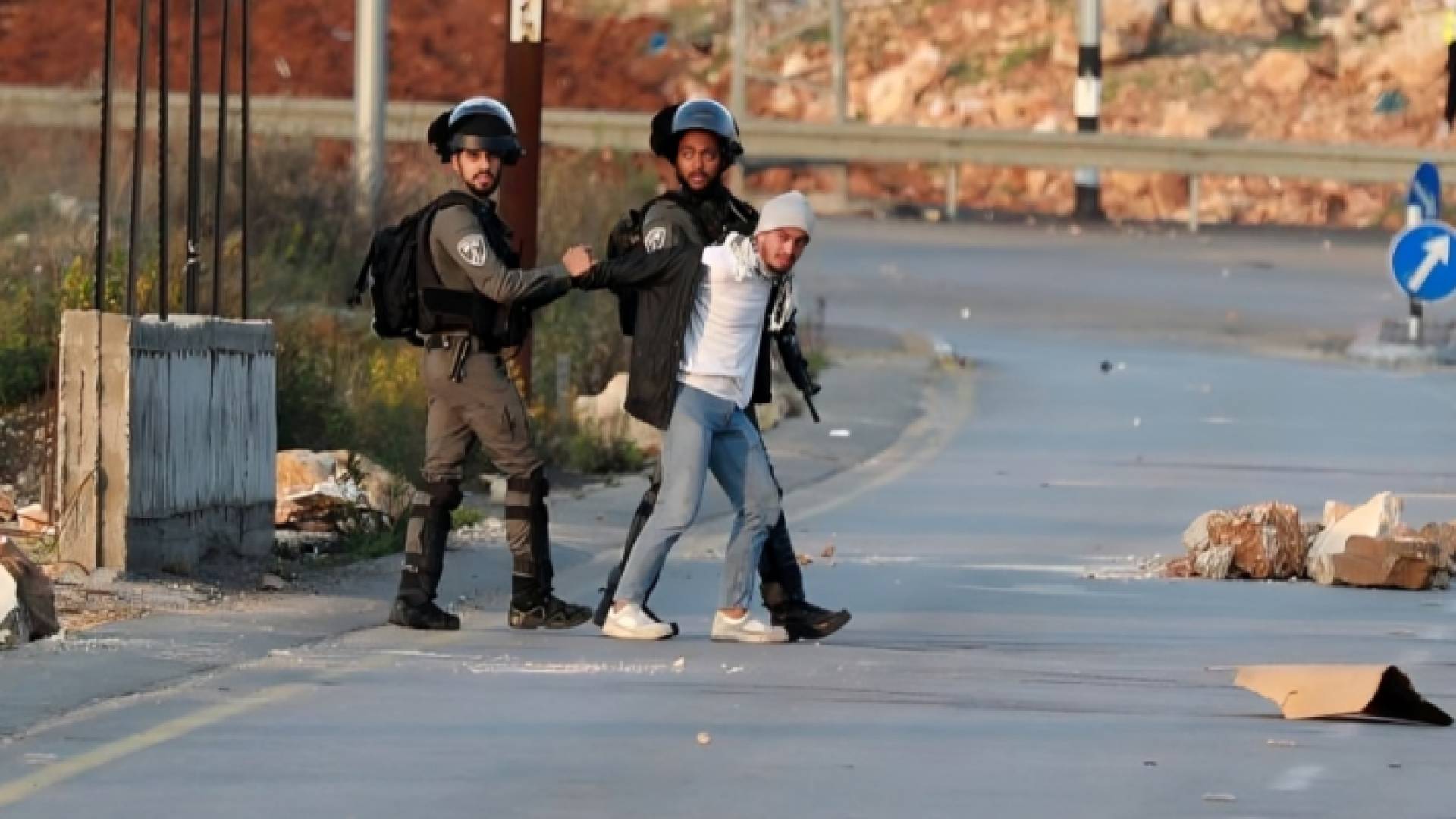 قوات الاحتلال تعتدي على شاب في الضفة الغربية "أرشيفية"