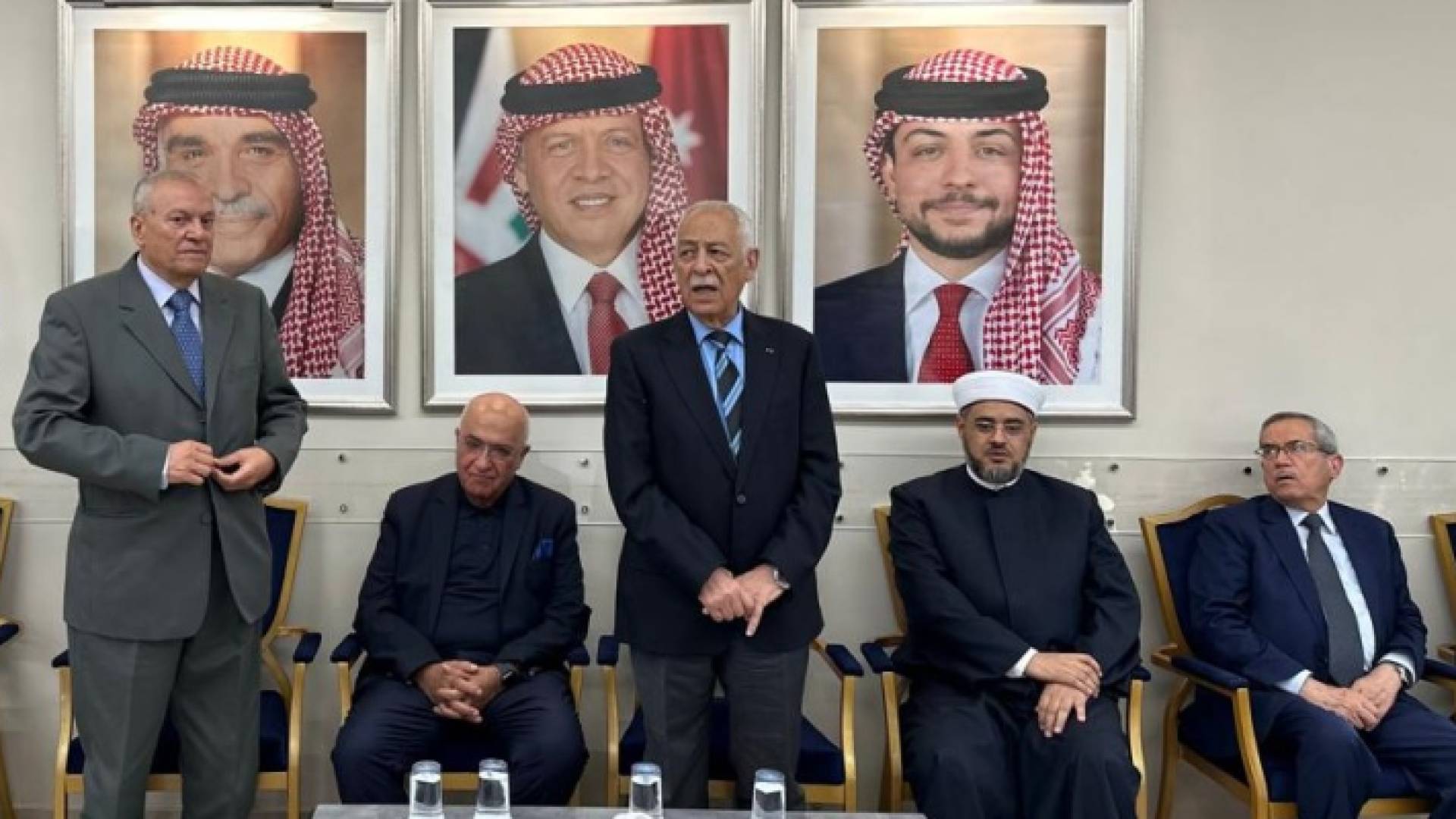 رئسي الديوان الملكي خلال تقديم واجب العزاء