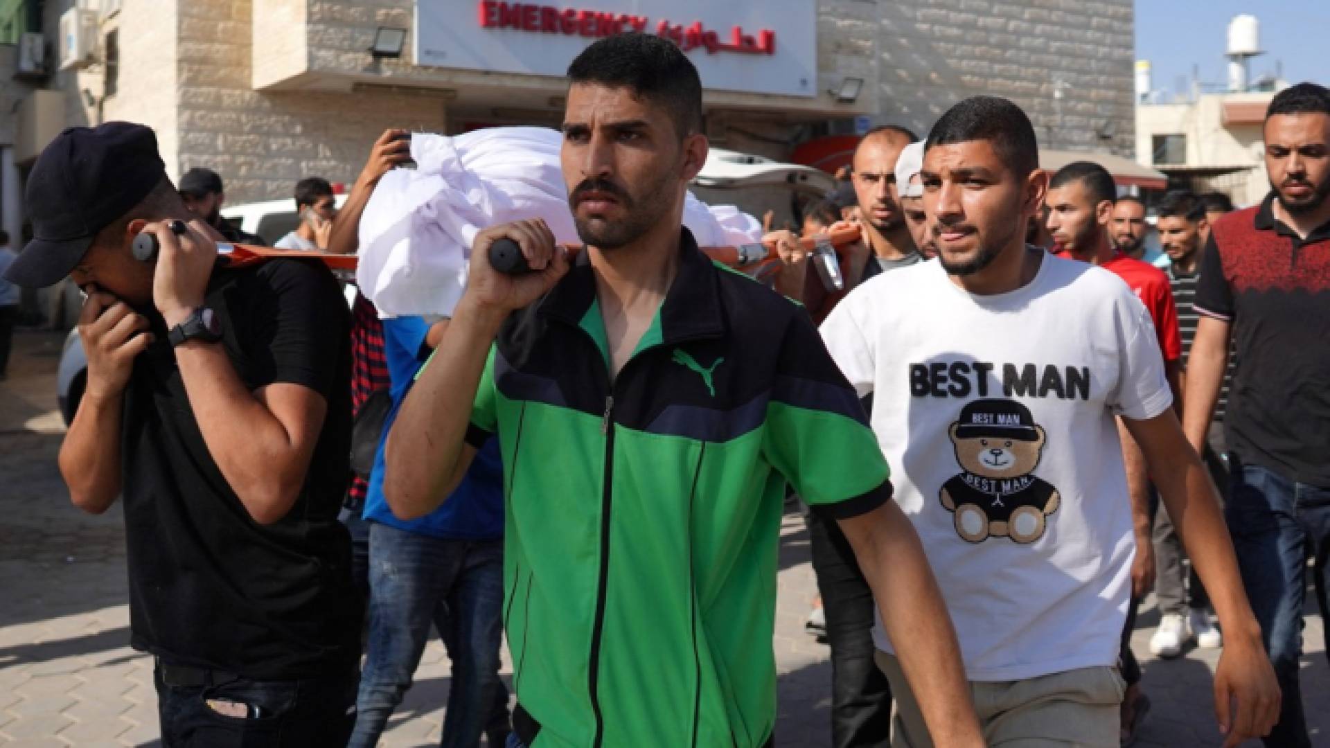 فلسطينيون يحملون شهيدا على الأكتاف