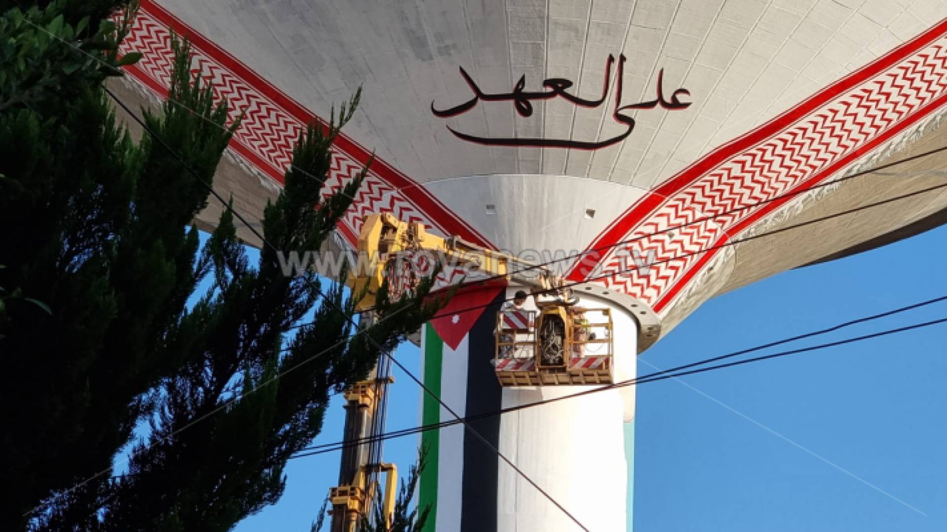 رسم العلم الأردني والشماغ على حاووز الماء في ضاحية الرشيد