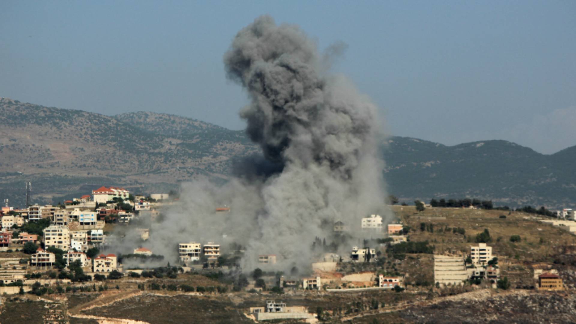 دخان يتصاعد من موقع غارة جوية للاحتلال على قرية الخيام جنوب لبنان