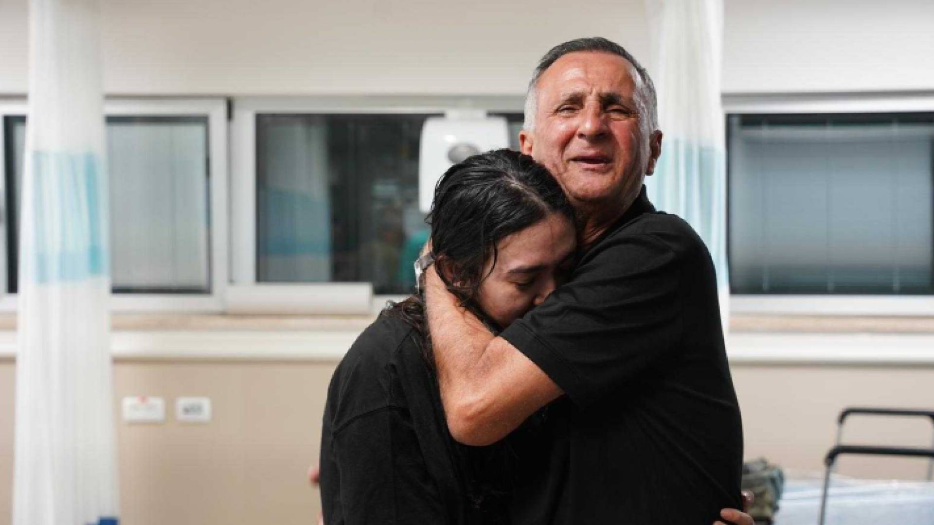 المحتجزة السابقة في غزة نوعا أرغاماني ووالدها يعقوب في مركز شيبا الطبي