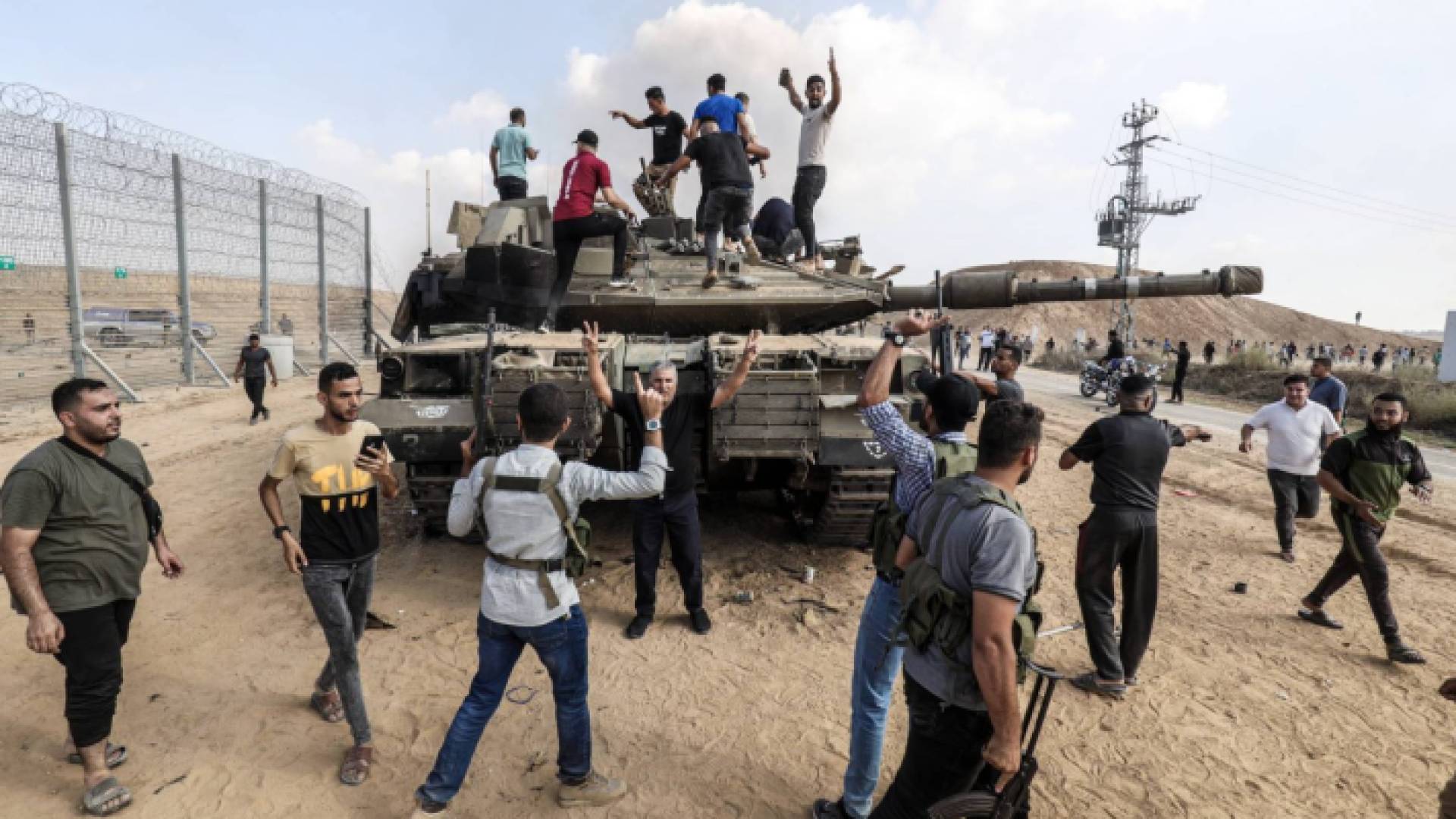 فلسطينيون يعتلون دبابة للاحتلال في بداية طوفان الأقصى