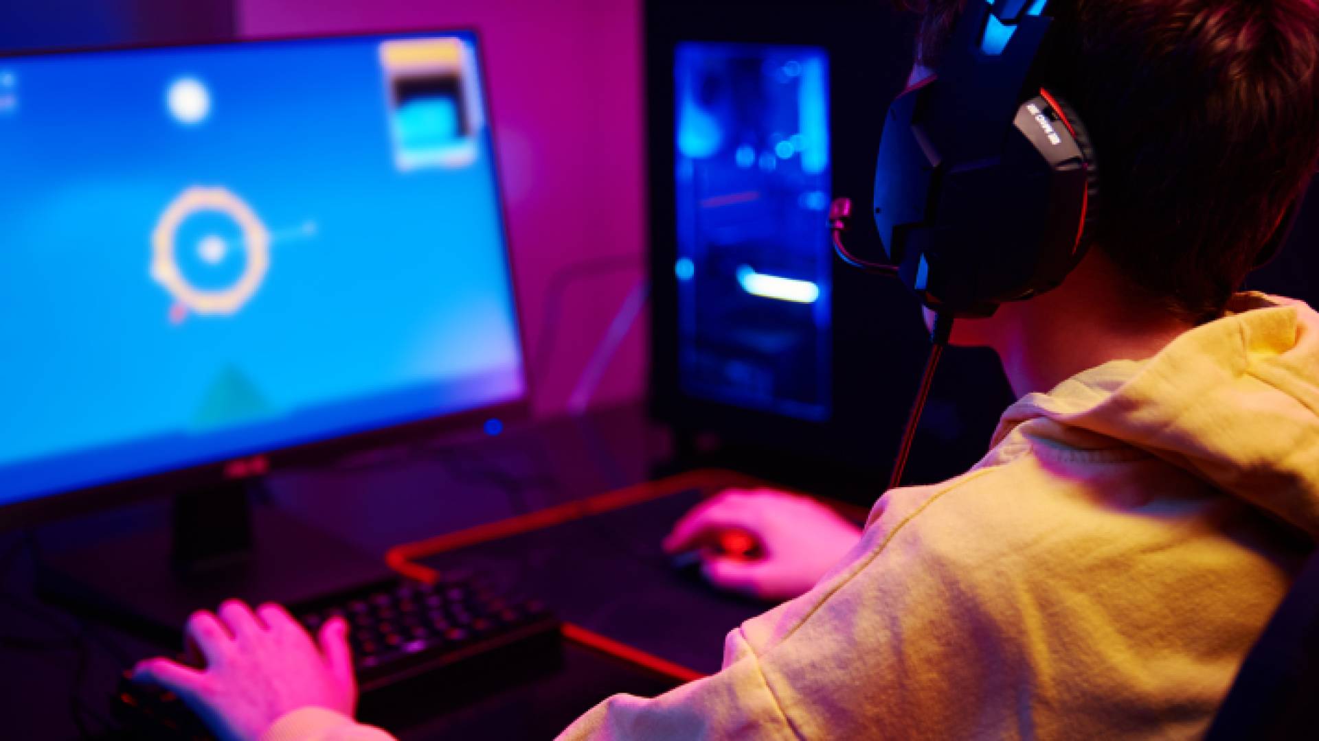 مراهق يقضي وقته في الألعاب الإلكترونية