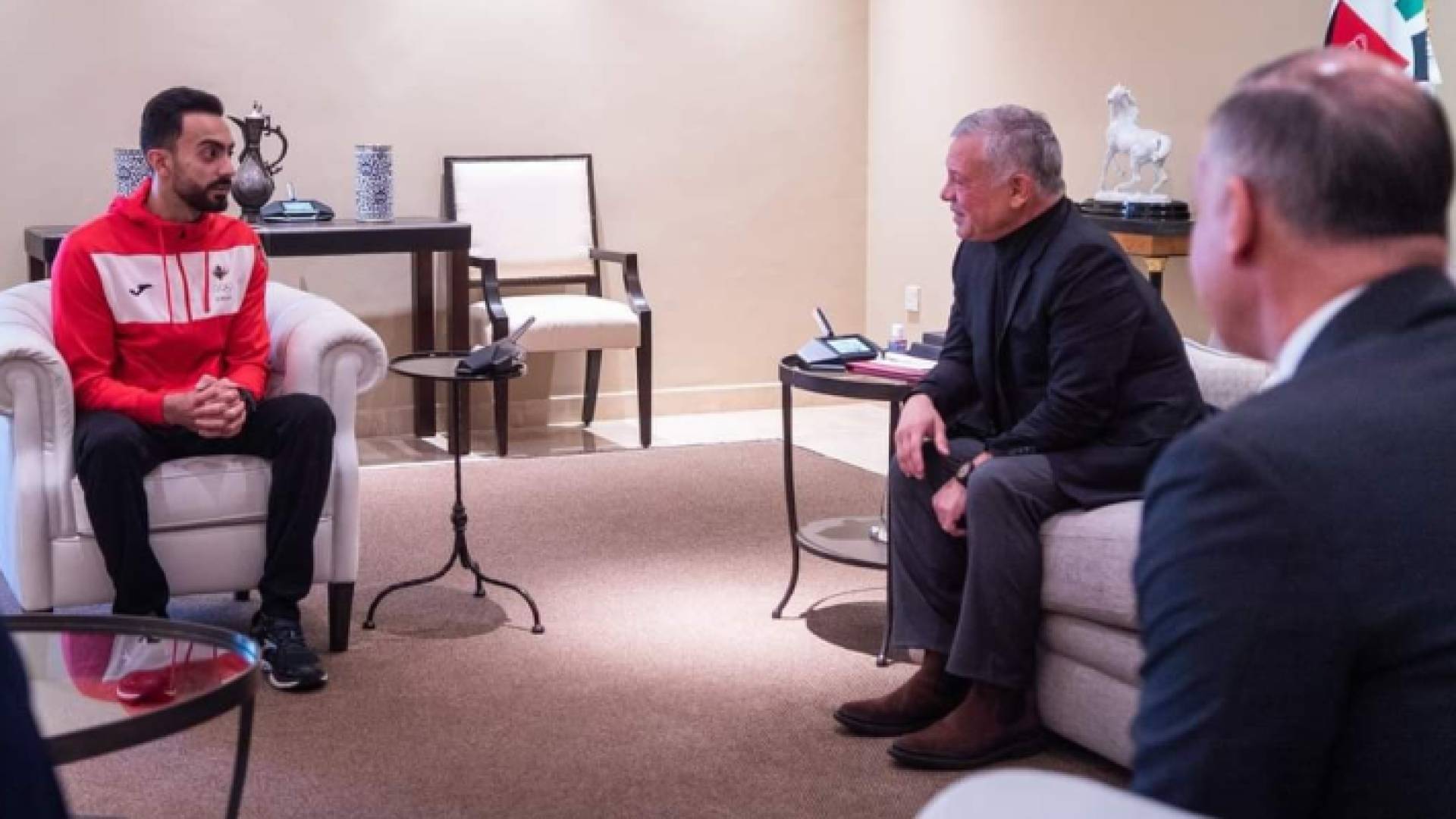 جلالة الملك عبدالله الثاني ولاعب الجمباز أحمد أبو السعود