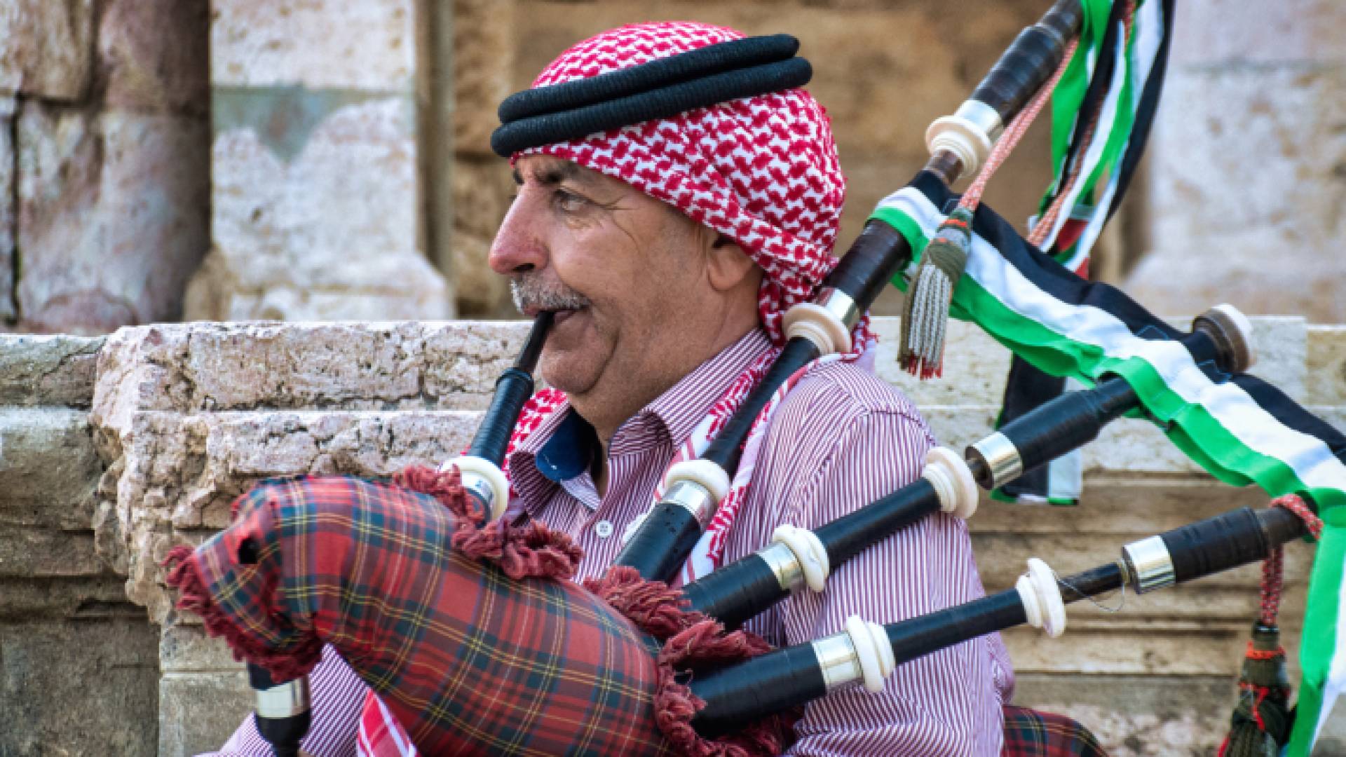 عازف على آلة "القربة" التراثية