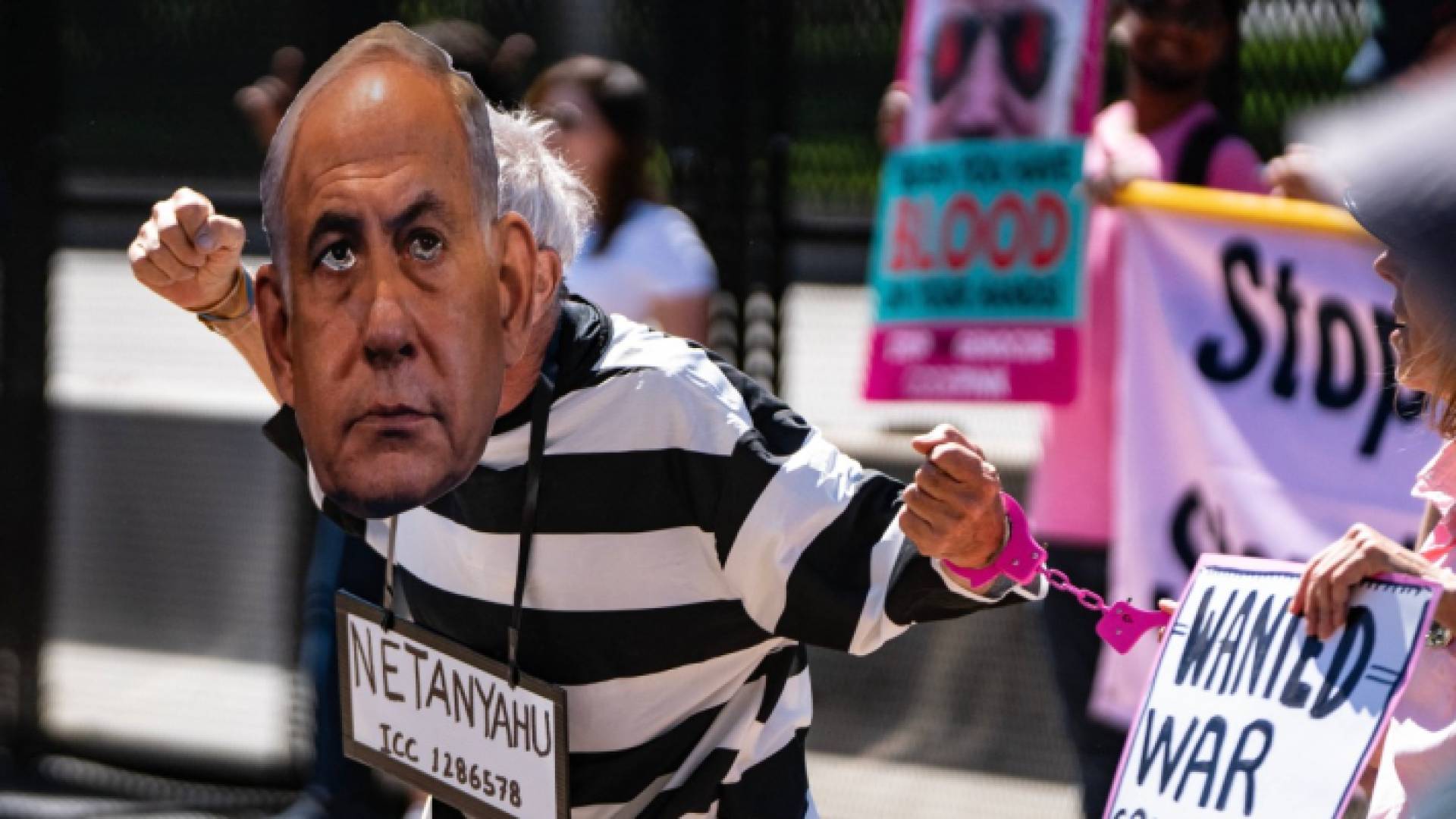 شخص يرتدي قناع نتنياهو بمظاهرة تندد بعدوان الاحتلال في واشنطن