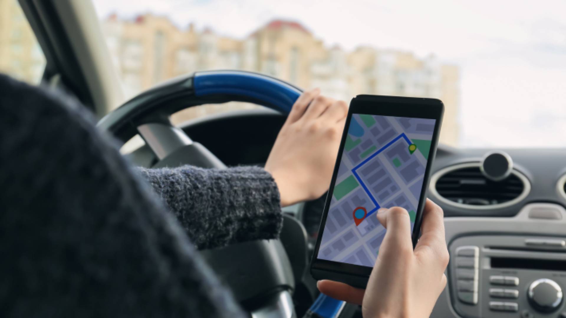 شخص يستخدم أحد تطبيقات النقل