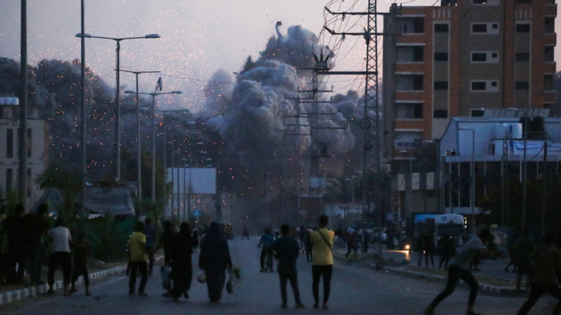 تصاعد الدخان جراء غارة جوية للاحتلال في دير البلح وسط قطاع غزة