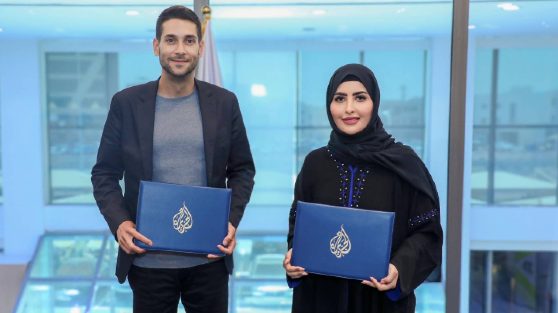 الرئيس التنفيذي لمجموعة رؤيا الإعلامية المهندس فارس الصايغ ومديرة معهد الجزيرة للإعلام إيمان العامري