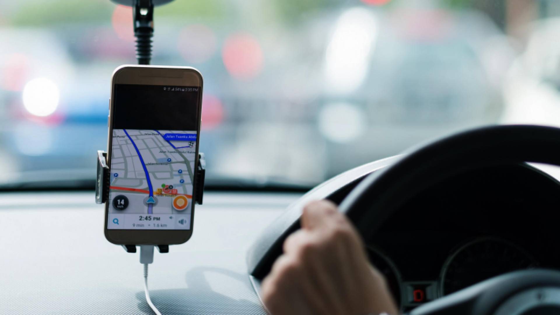 سيارة تعمل على التطبيقات الذكية