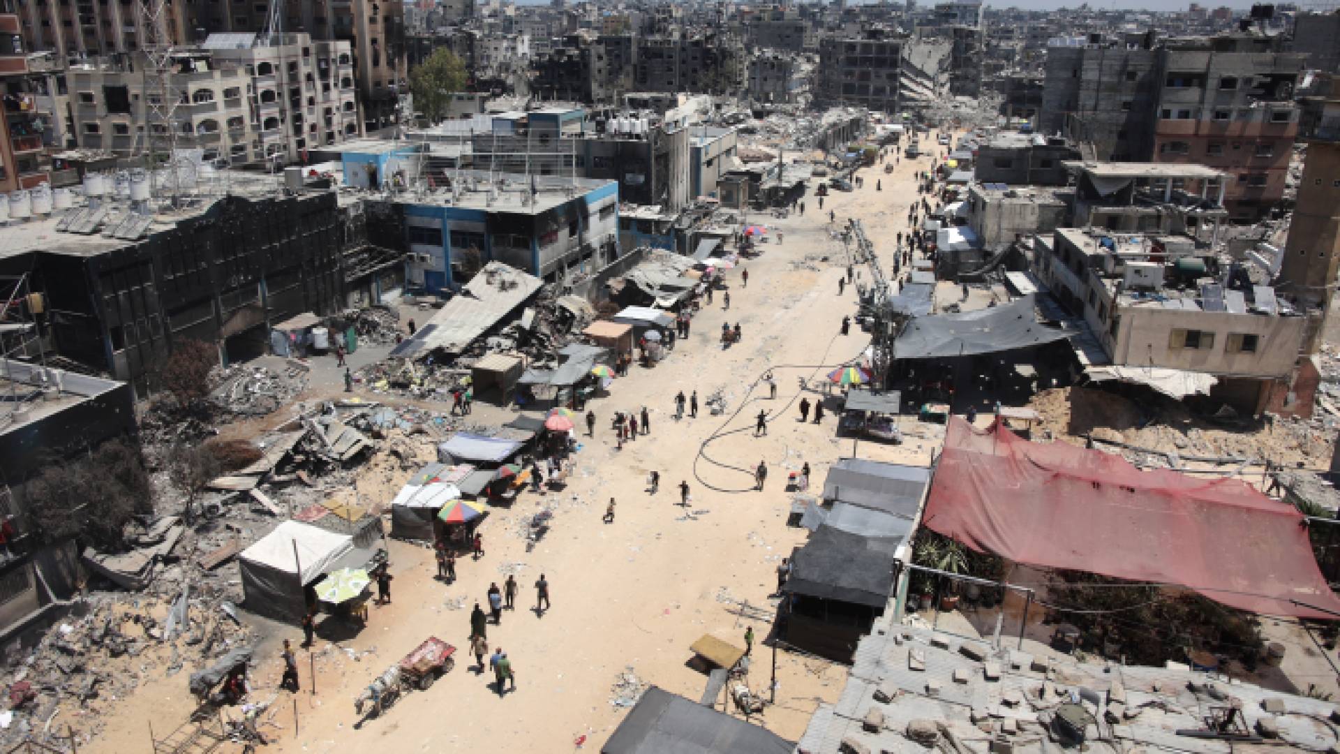 أنقاض المباني المدمرة في مخيم جباليا بغزة جراء عدوان الاحتلال