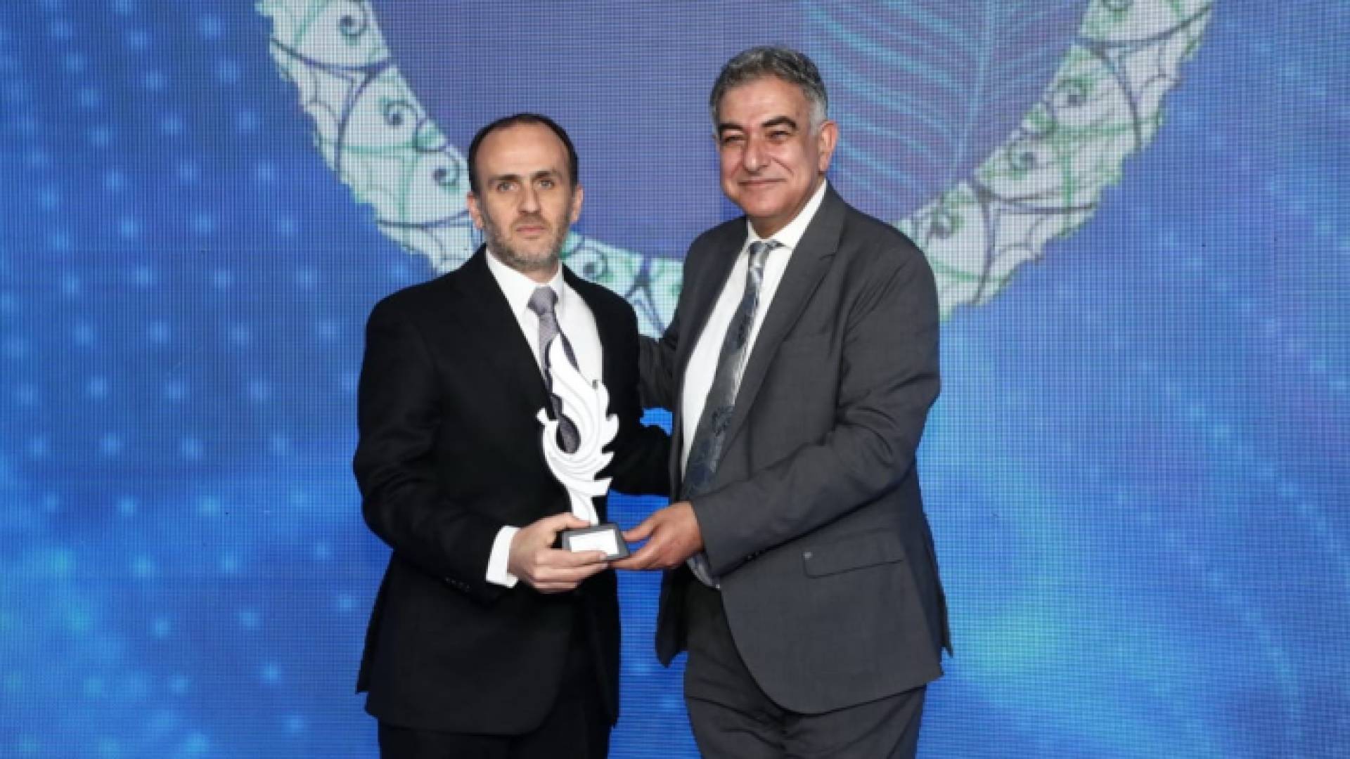 شركة المال للتمويل تحصل على جائزة "أفضل شركة تقنية مالية للإقراض الإستهلاكي" في قمة التكنولوجيا المالية