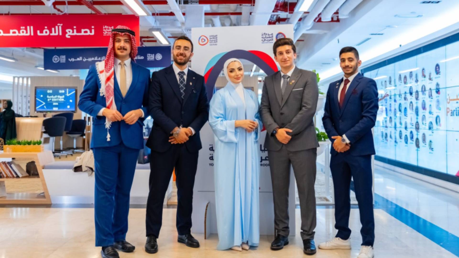 عدد من الإعلاميين الأردنيين الشباب المشاركين في مبادرة "القيادات الإعلامية العربية الشابة"