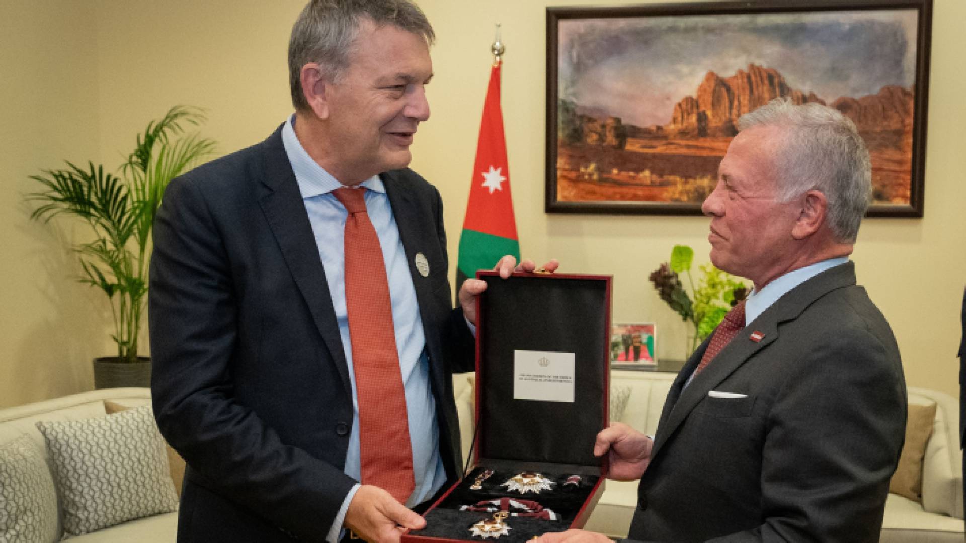 جلالة الملك عبد الله الثاني يسلم وسام الاستقلال للمفوض العام لوكالة الأونروا فيليب لازاريني