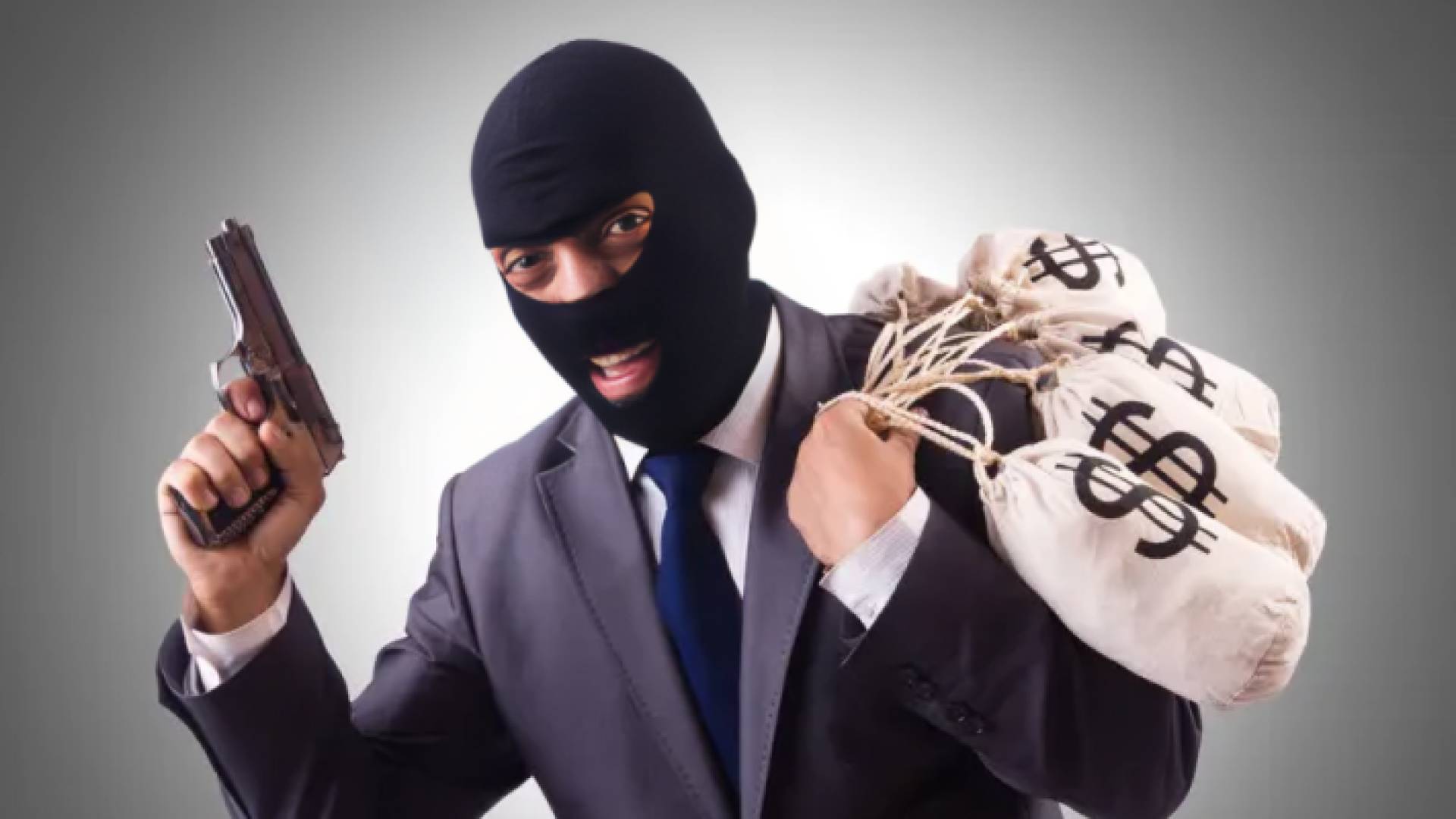 شخص يحمل سلاح ونقود