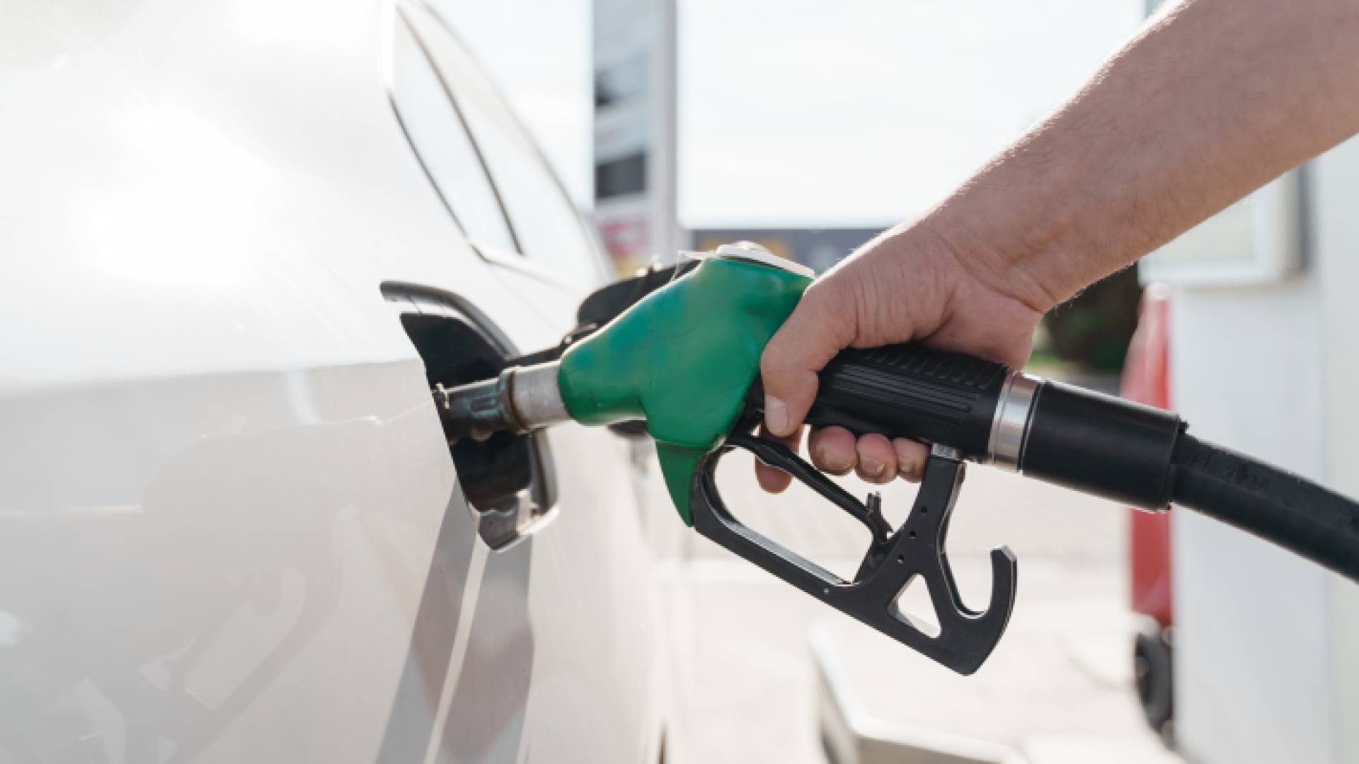 شخص يعبئ البنزين في محطة محروقات