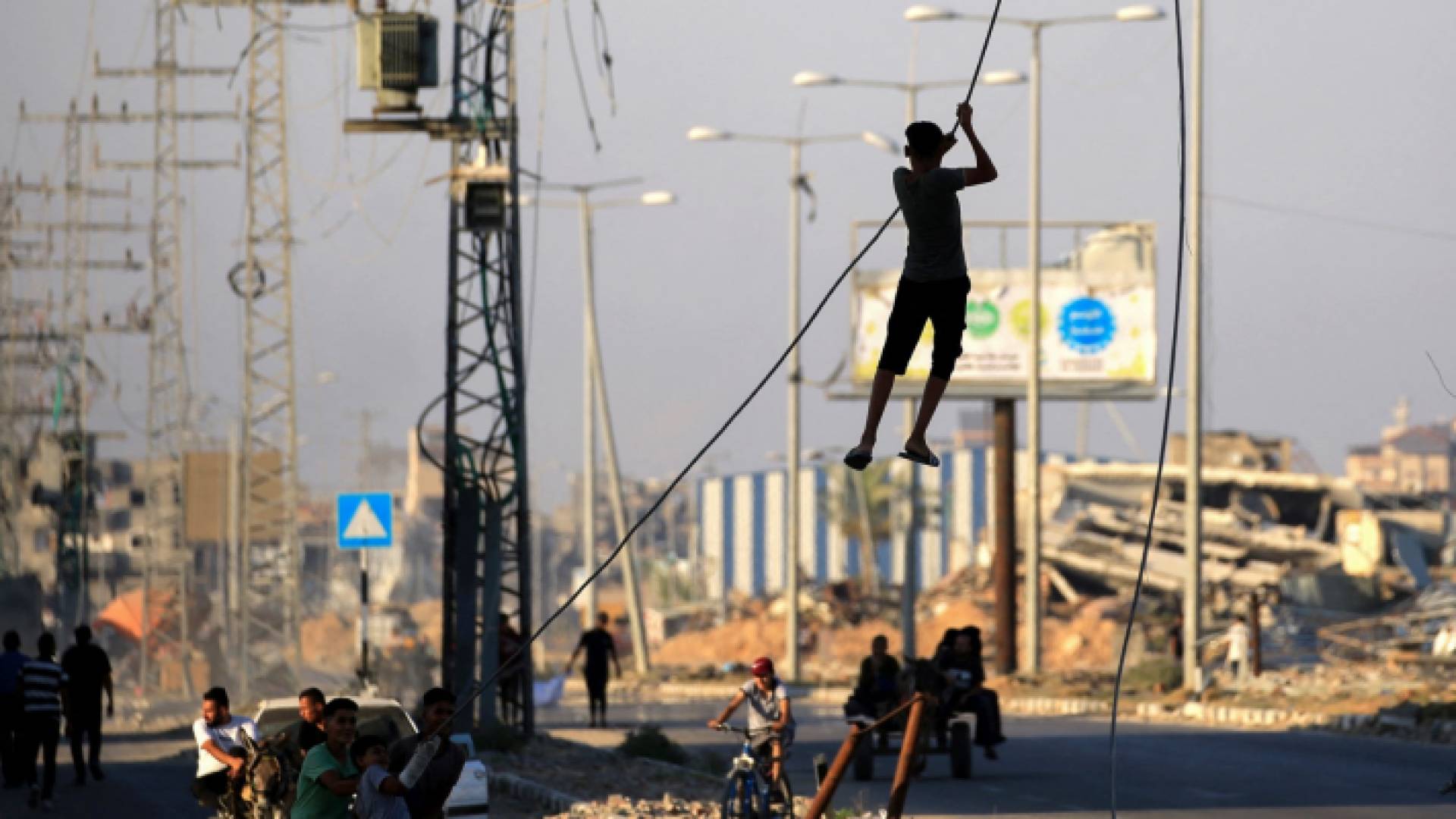 طفل فلسطيني يلهو في غزة