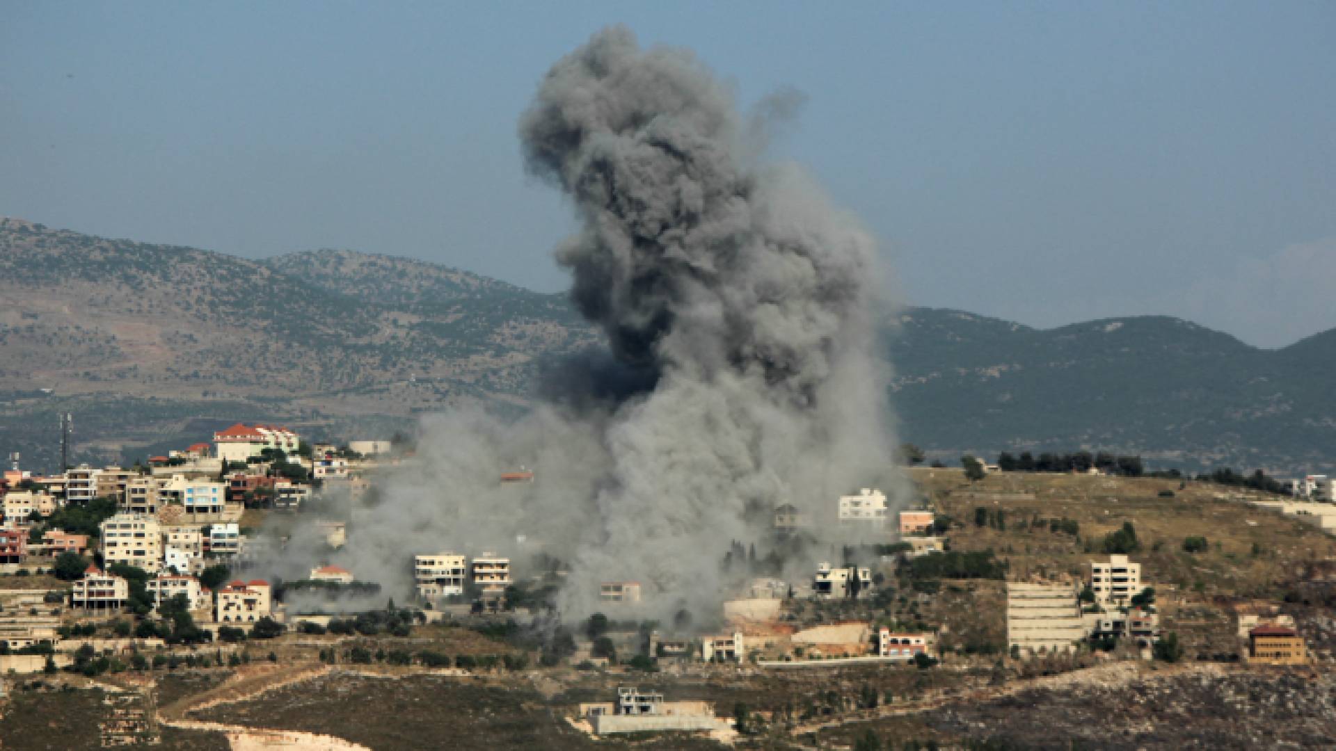 دخان يتصاعد من موقع غارة جوية للاحتلال جنوب لبنان