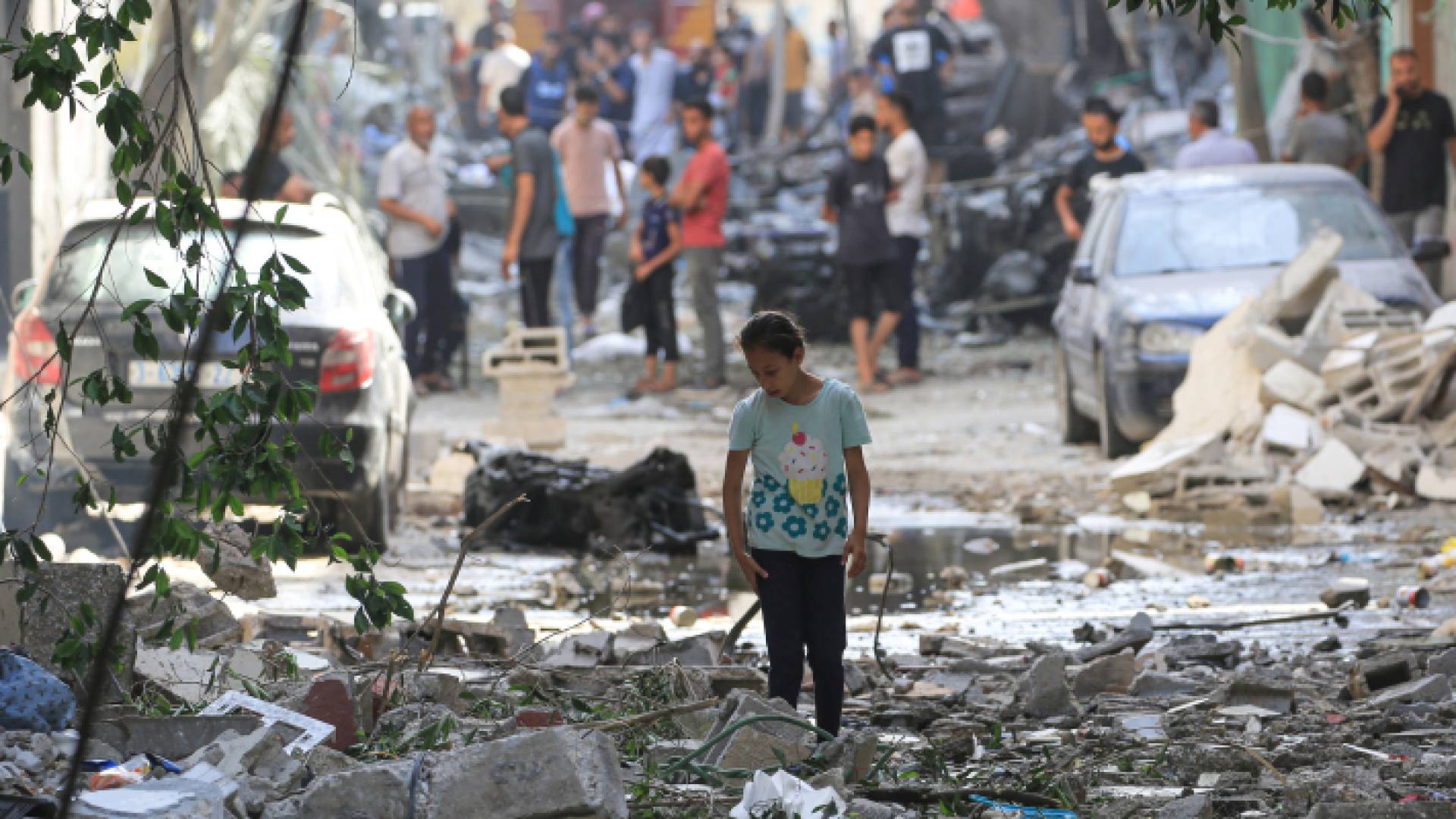 فتاة فلسطينية تسير وسط الأنقاض في مخيم النصيرات