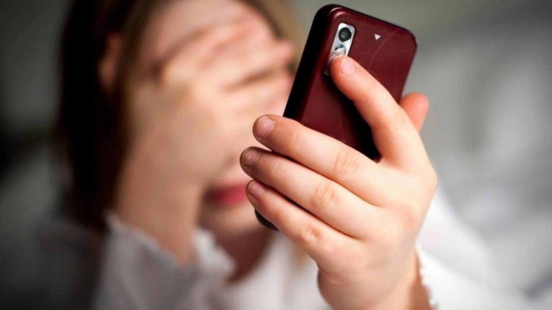 فتاة تتعرض للابتزاز عبر الهاتف