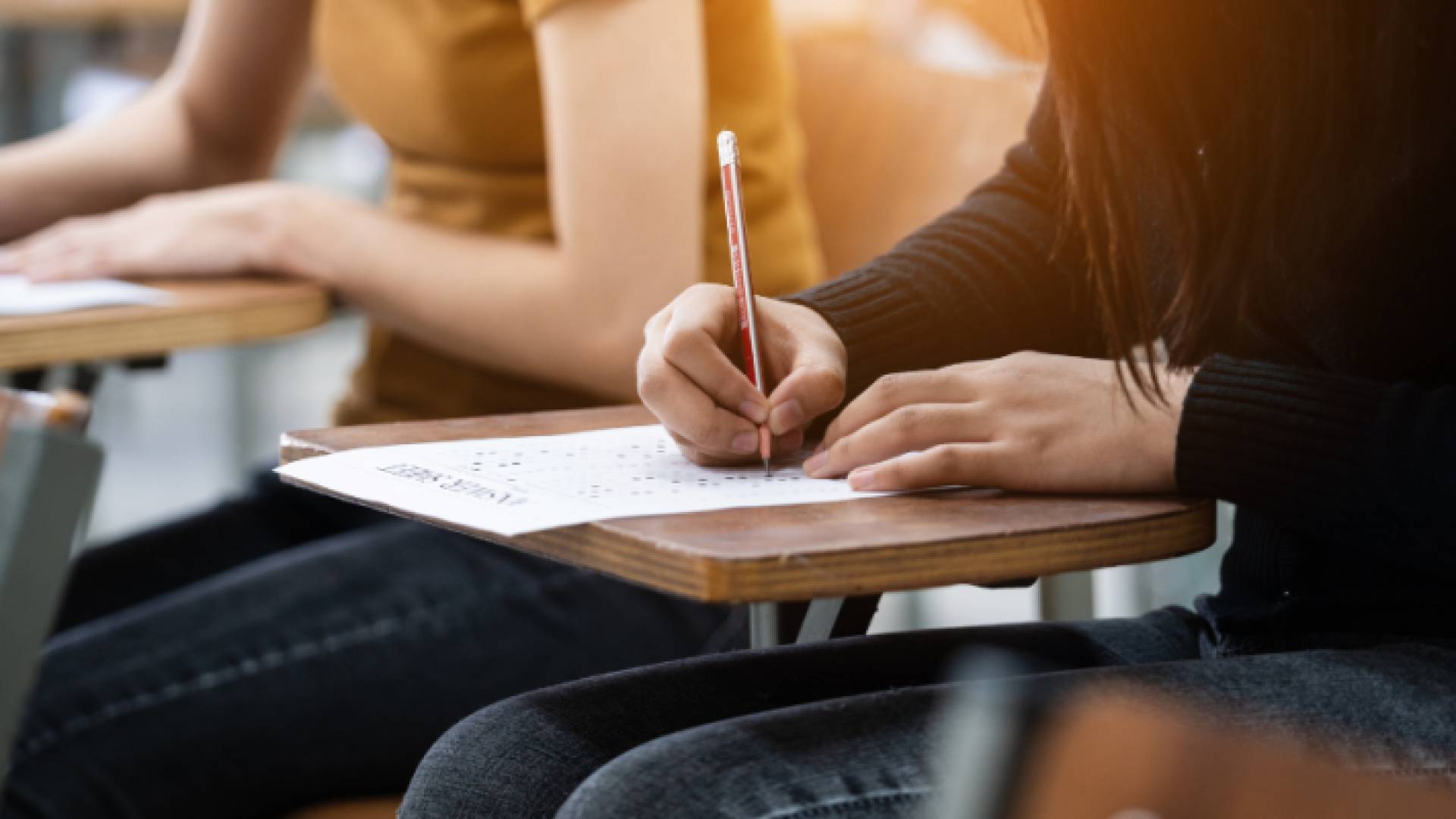 طلبة يقدمون امتحانا