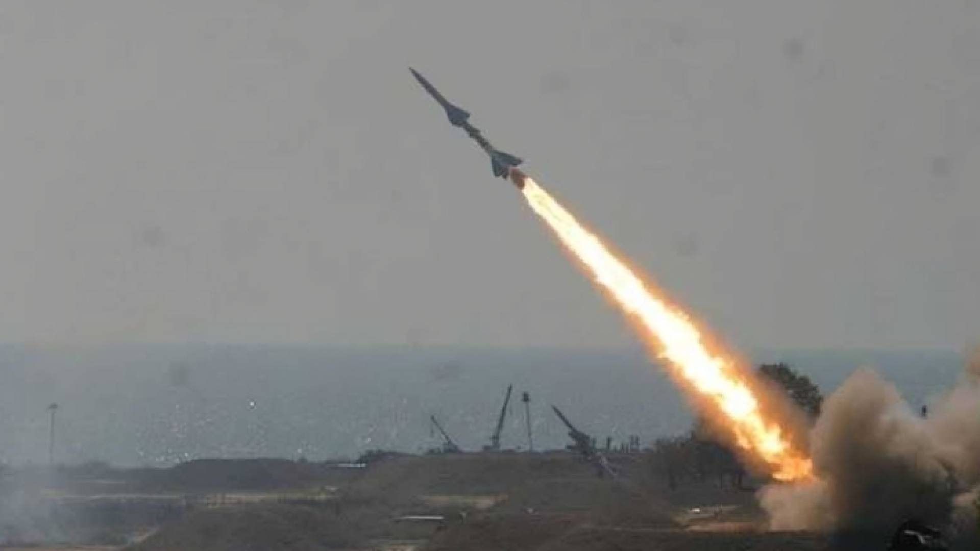 إطلاق صاروخ