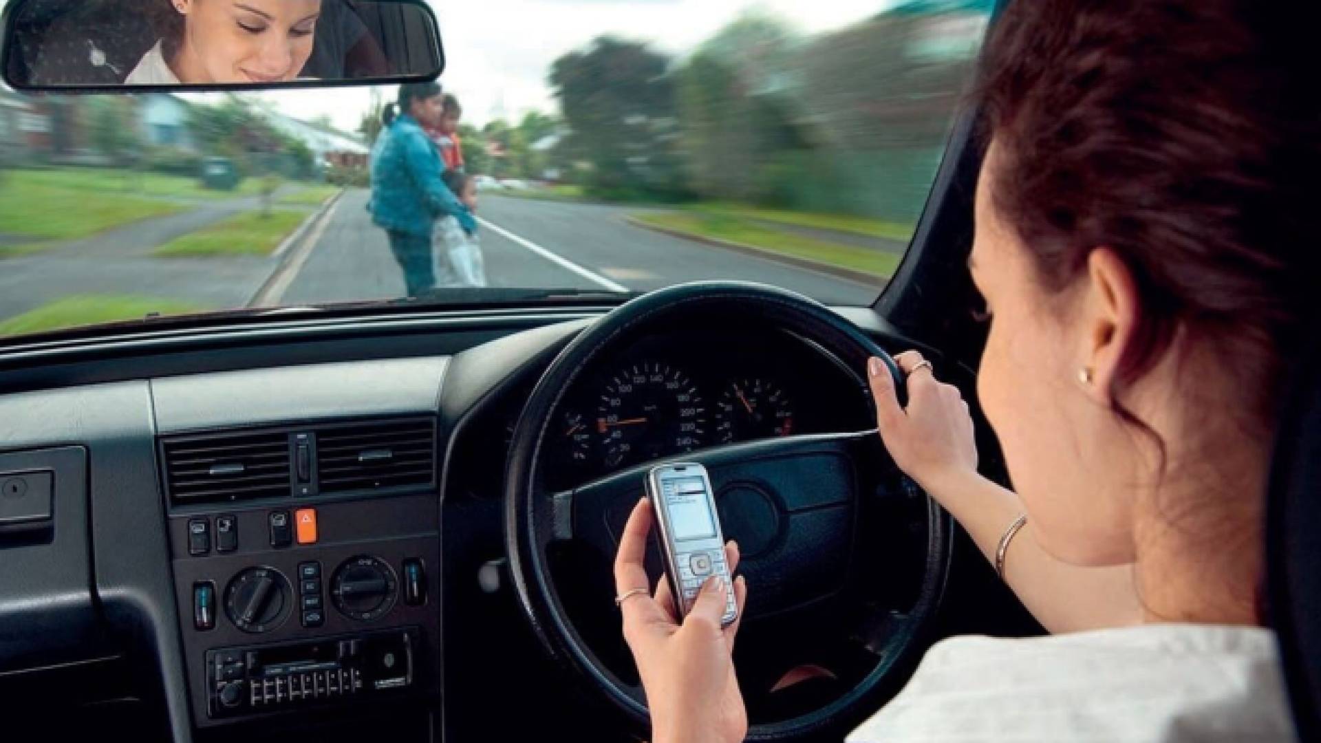 الانشغال عن الطريق خلال القيادة