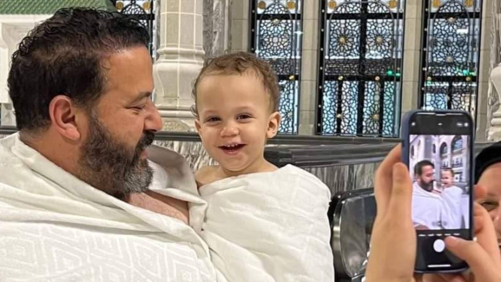 الطفل يحيى ووالده خلال آداء مناسك العمرة - أرشيفية