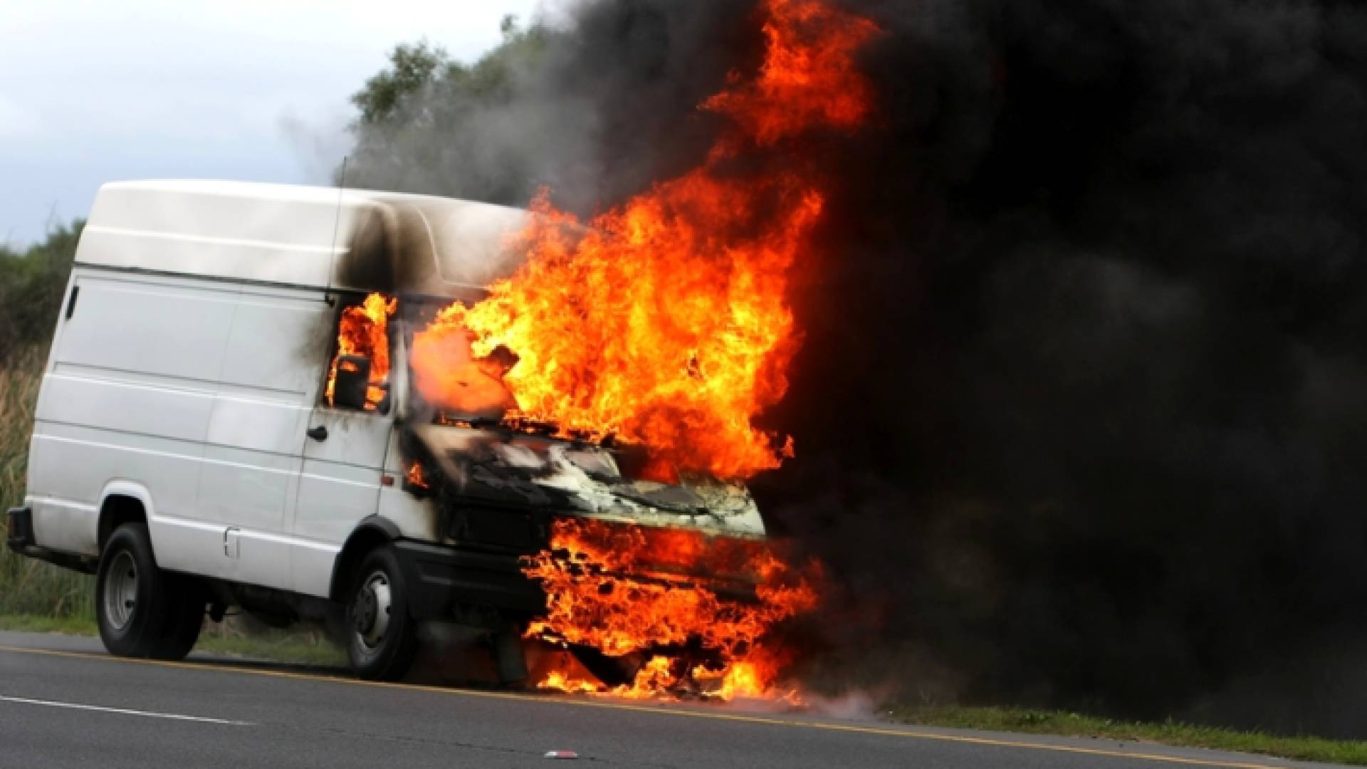 اشتعال النيران في مركبة