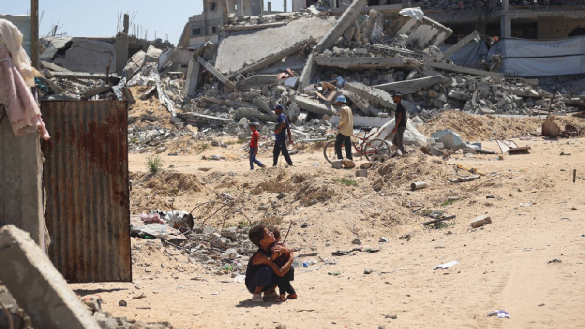 طفل فلسطيني يعانق شقيقهفي خان يونس بجنوب قطاع غزة