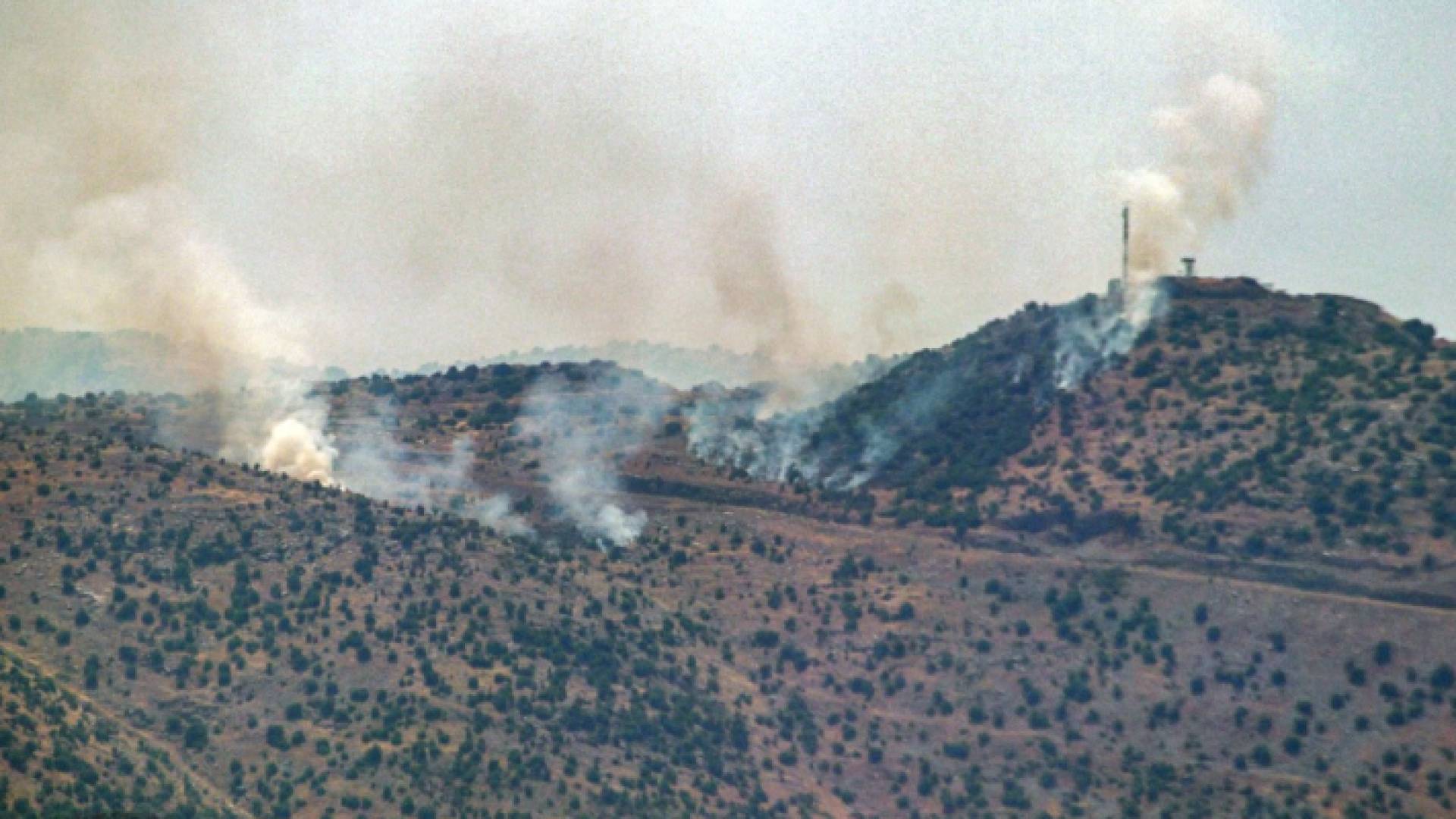 دخان متصاعد بعد وابل من الصواريخ قرب تلال كفر شوبا الحدودية جنوب لبنان