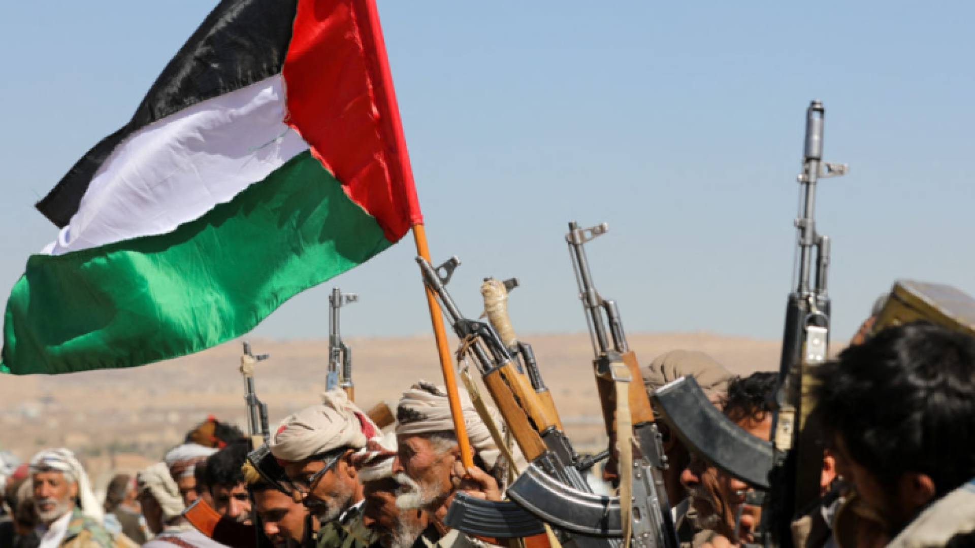 عناصر من الحوثي يرفعون العلم الفلسطيني