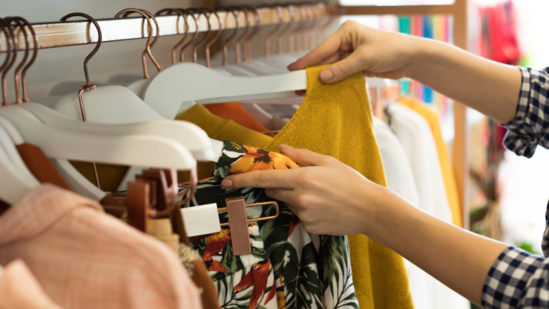 سيدة تقوم بشراء الملابس "تعبيرية"