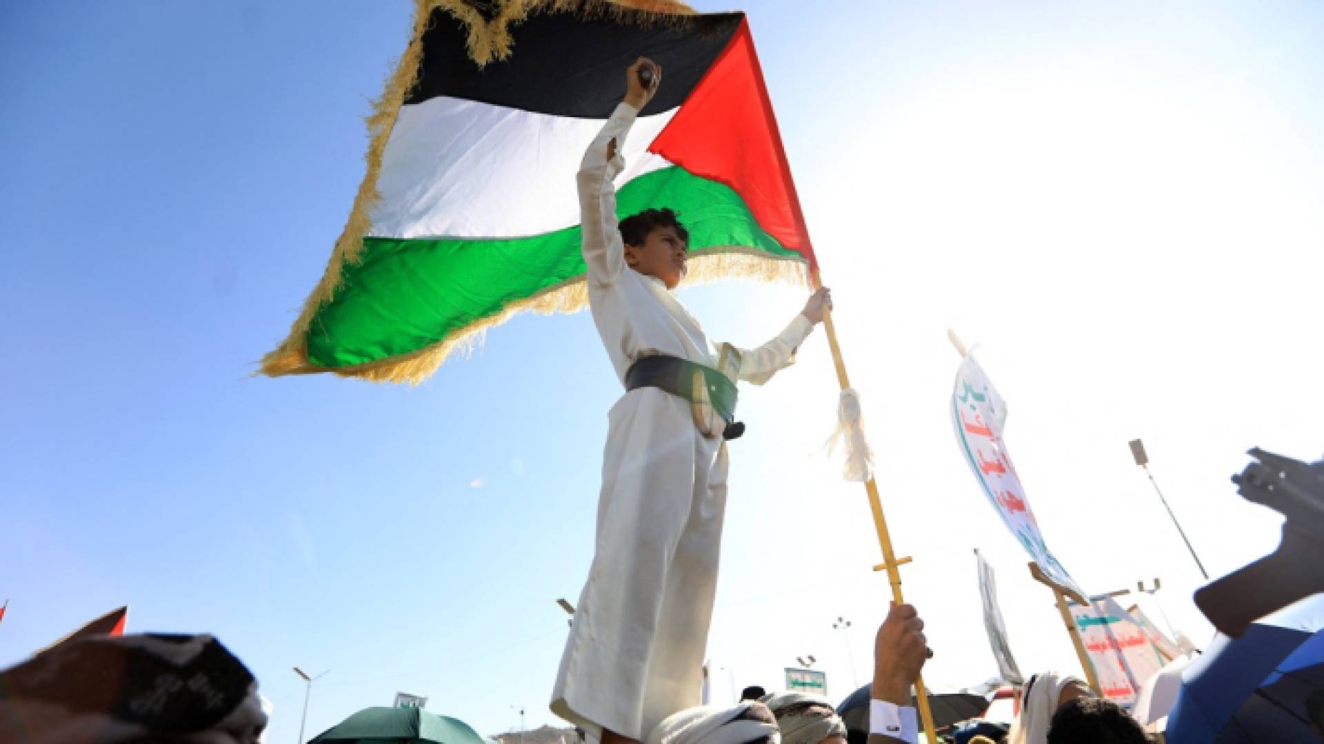 طفل يمني يرفع على فلسطني