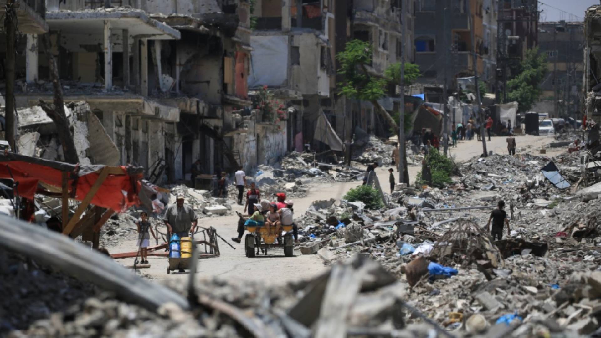 فلسطينيون بين الركام في غزة