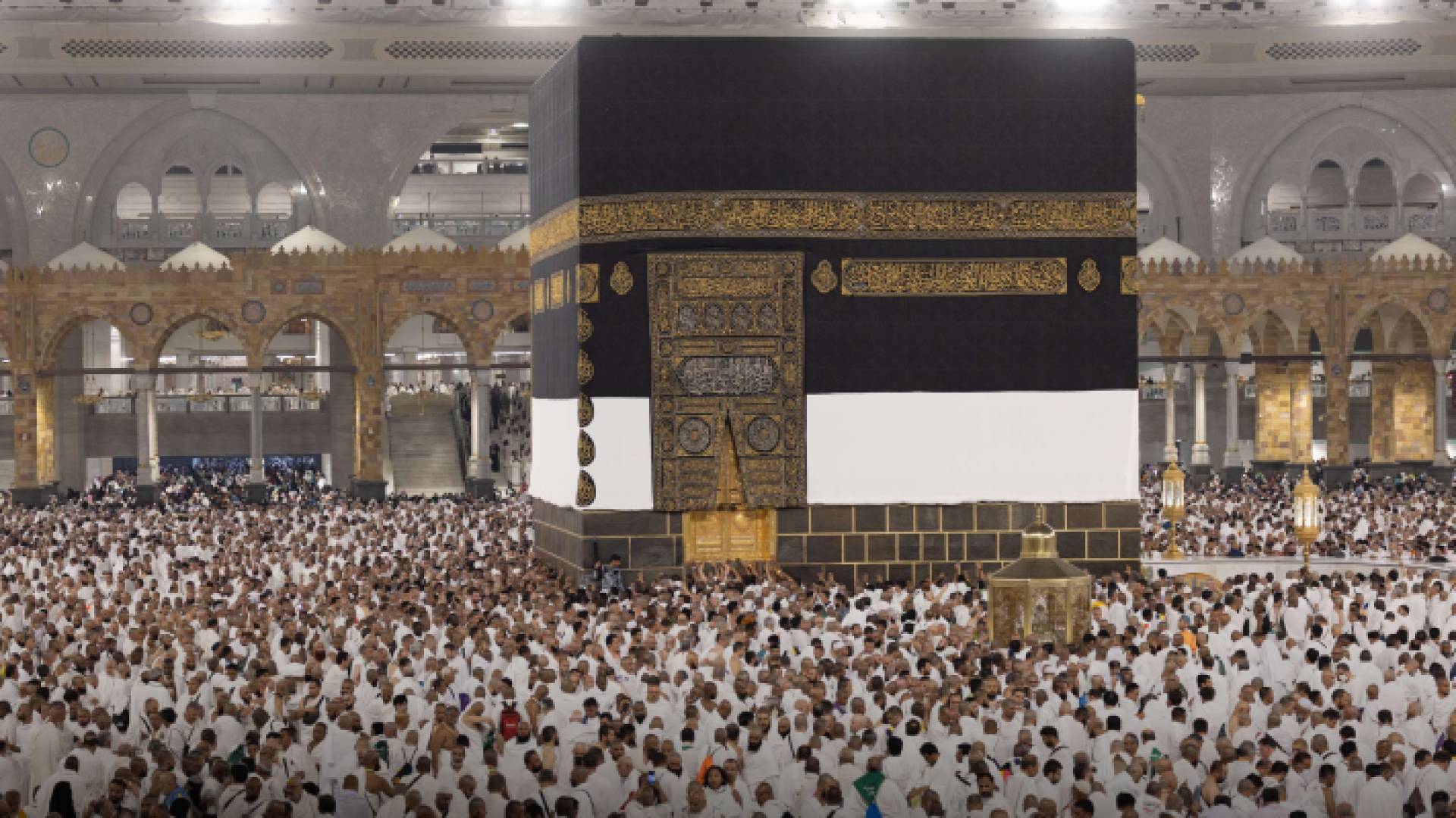 حجاج بيت الله الحرام يطوفون حول الكعبة