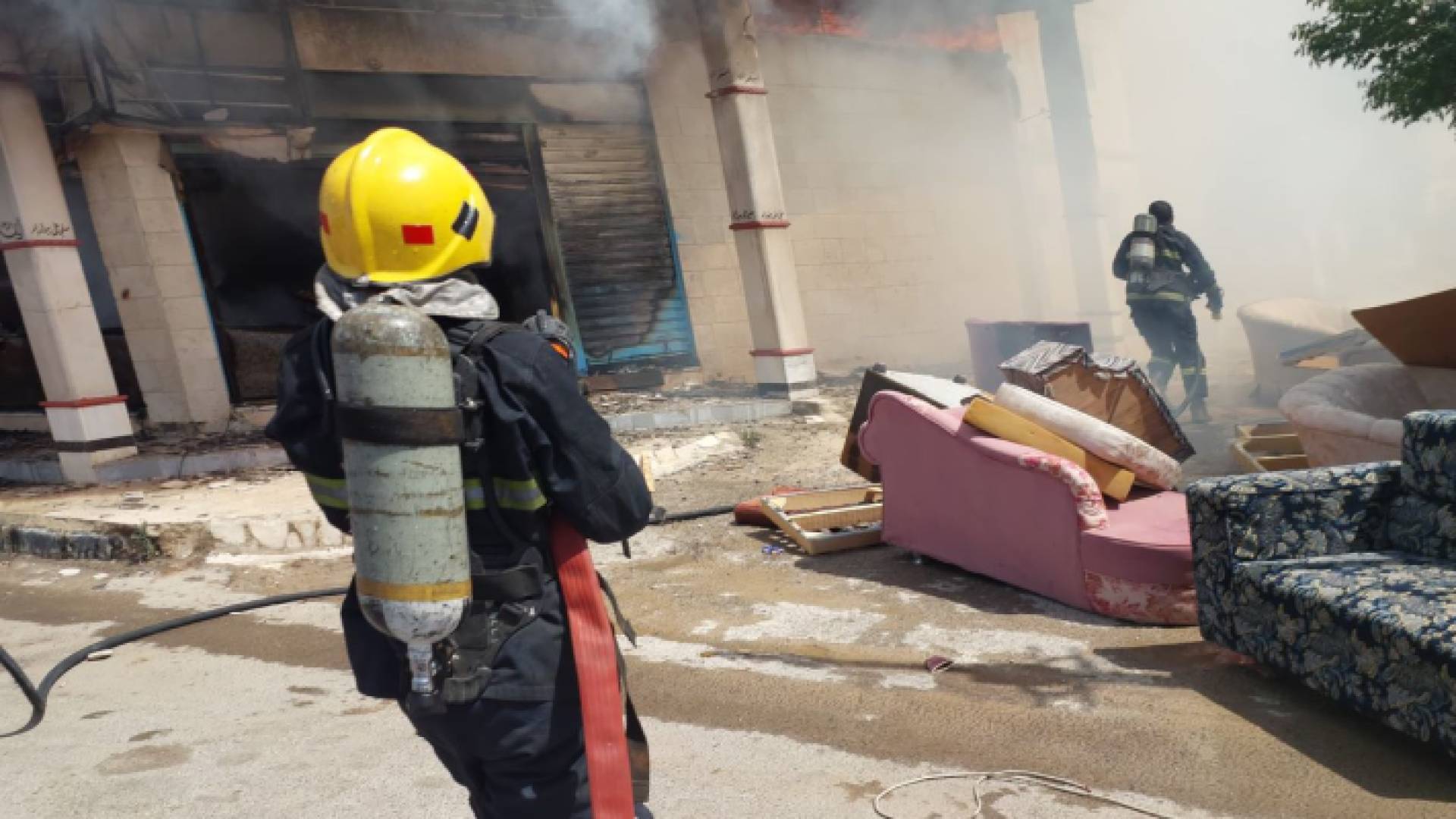 خلال إخماد فرق الدفاع المدني الحريق