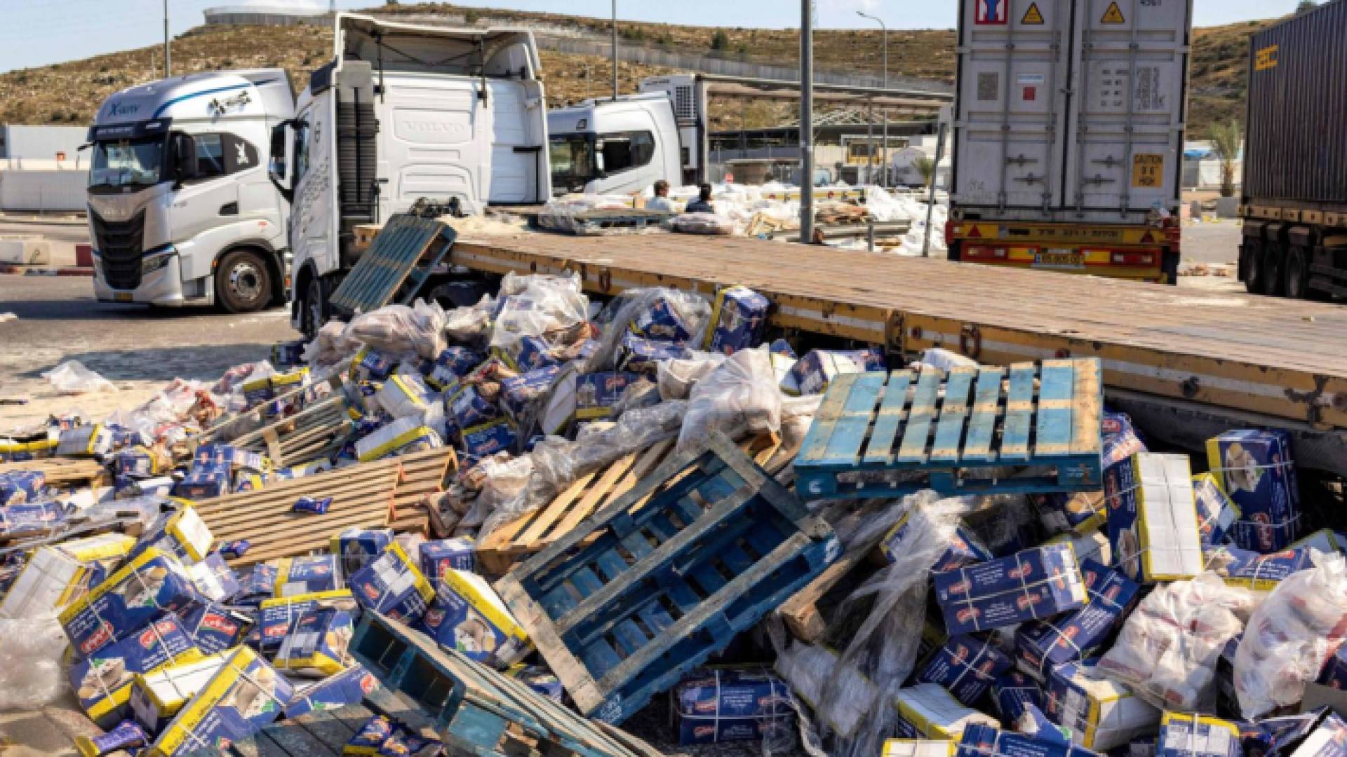 الاعتداء على قوافل المساعدات التي تمر من الضفة إلى غزة