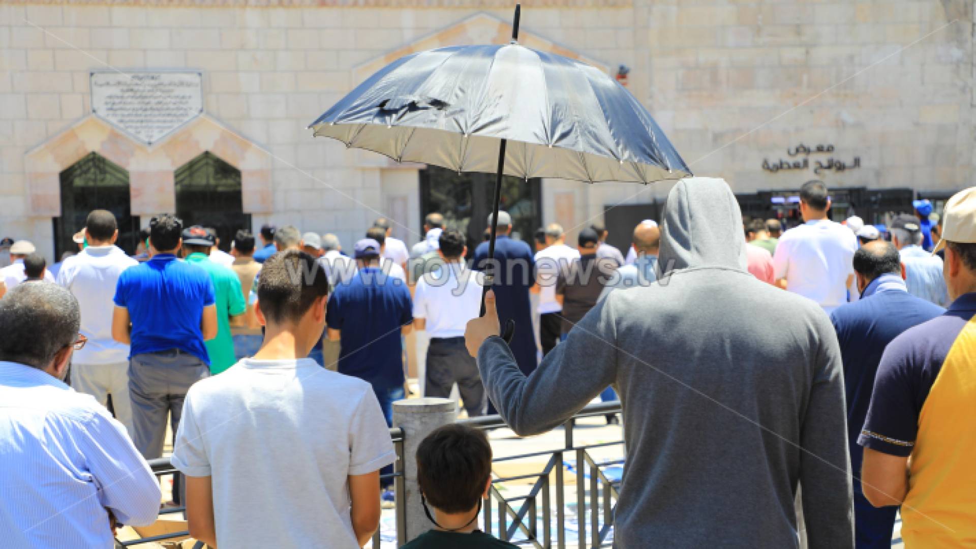 الصلاة أمام المسجد الحسيني في العاصمة عمان