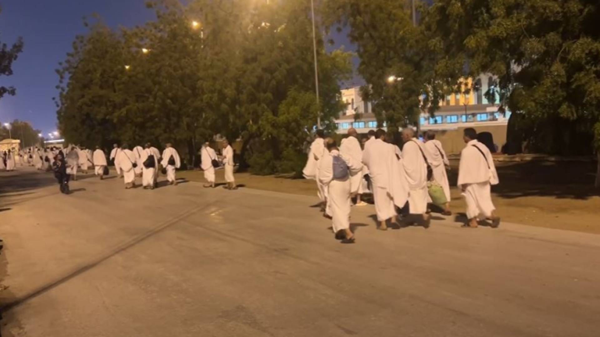بدء توافد الحجاج إلى جبل عرفة