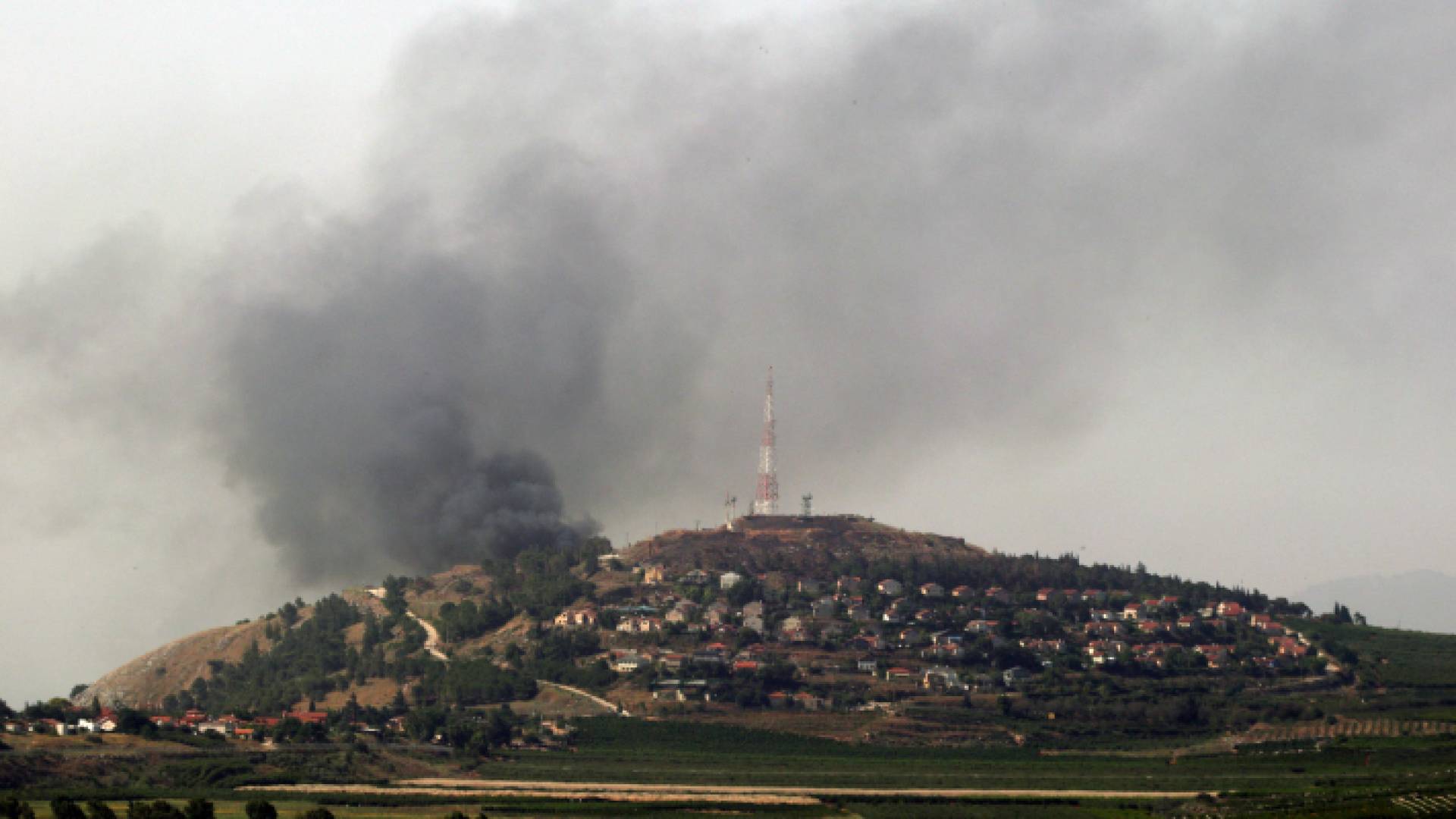 تصاعد الدخان من "متولا" في الأراضي الفلسطينية المحتلة