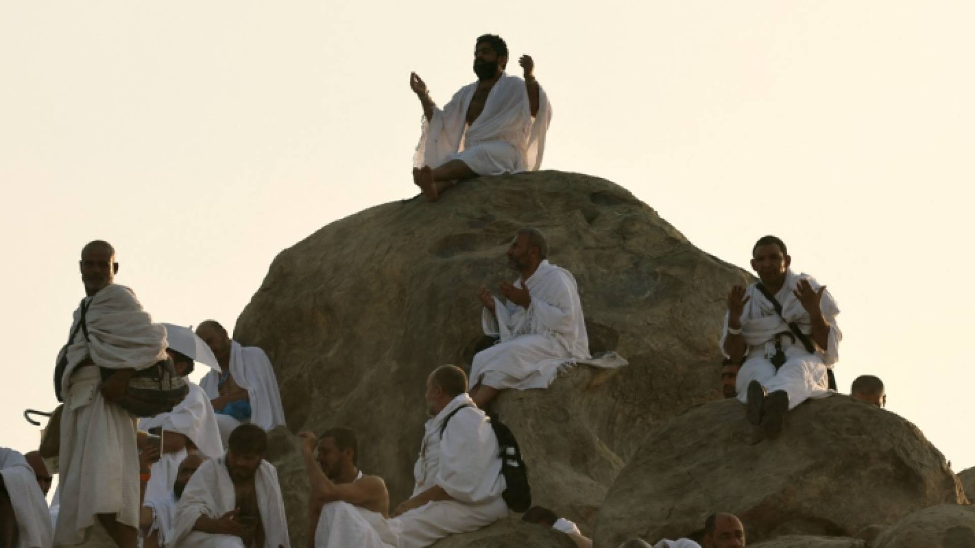 حجاج يقفون على جبل عرفات خلال تأدية مناسك الحج